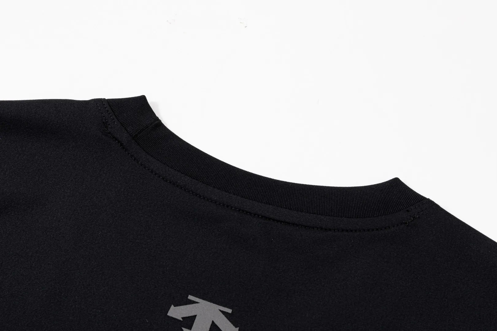 Ds/Descente 26 spring and summer new products! Ice silk cool moisture-absorbing and quick-drying elastic sports short-sleeved T-shirt! Excellent condition! The shopkeeper highly recommends! Watch online store synchronization! 86% nylon + 14% spandex! The fabric feels fresh, smooth and Breathable! Contact coolness! High bomb! Comfortable and smooth on the upper body! Breathable moisture wicking! Say goodbye to summer clinginess! Three-dimensional cutting technology! Perfect body modification! Look thinner! No matter the style or fabric, you don’t have to choose! A must-have for daily commuting, outdoor sports, cycling, running and climbing! It’s really great! You won’t regret it if you buy it! Don’t miss it if you like it! Color: Black White Gray Sizes L-5XL
