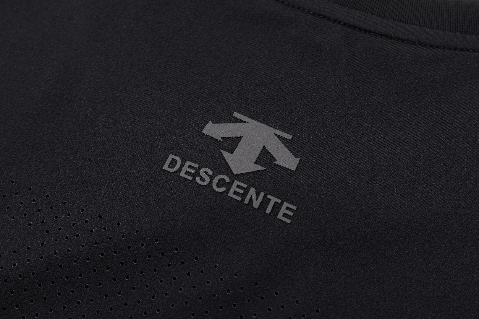 Ds/Descente 26 spring and summer new products! Ice silk cool moisture-absorbing and quick-drying elastic sports short-sleeved T-shirt! Excellent condition! The shopkeeper highly recommends! Watch online store synchronization! 86% nylon + 14% spandex! The fabric feels fresh, smooth and Breathable! Contact coolness! High bomb! Comfortable and smooth on the upper body! Breathable moisture wicking! Say goodbye to summer clinginess! Three-dimensional cutting technology! Perfect body modification! Look thinner! No matter the style or fabric, you don’t have to choose! A must-have for daily commuting, outdoor sports, cycling, running and climbing! It’s really great! You won’t regret it if you buy it! Don’t miss it if you like it! Color: Black White Gray Sizes L-5XL