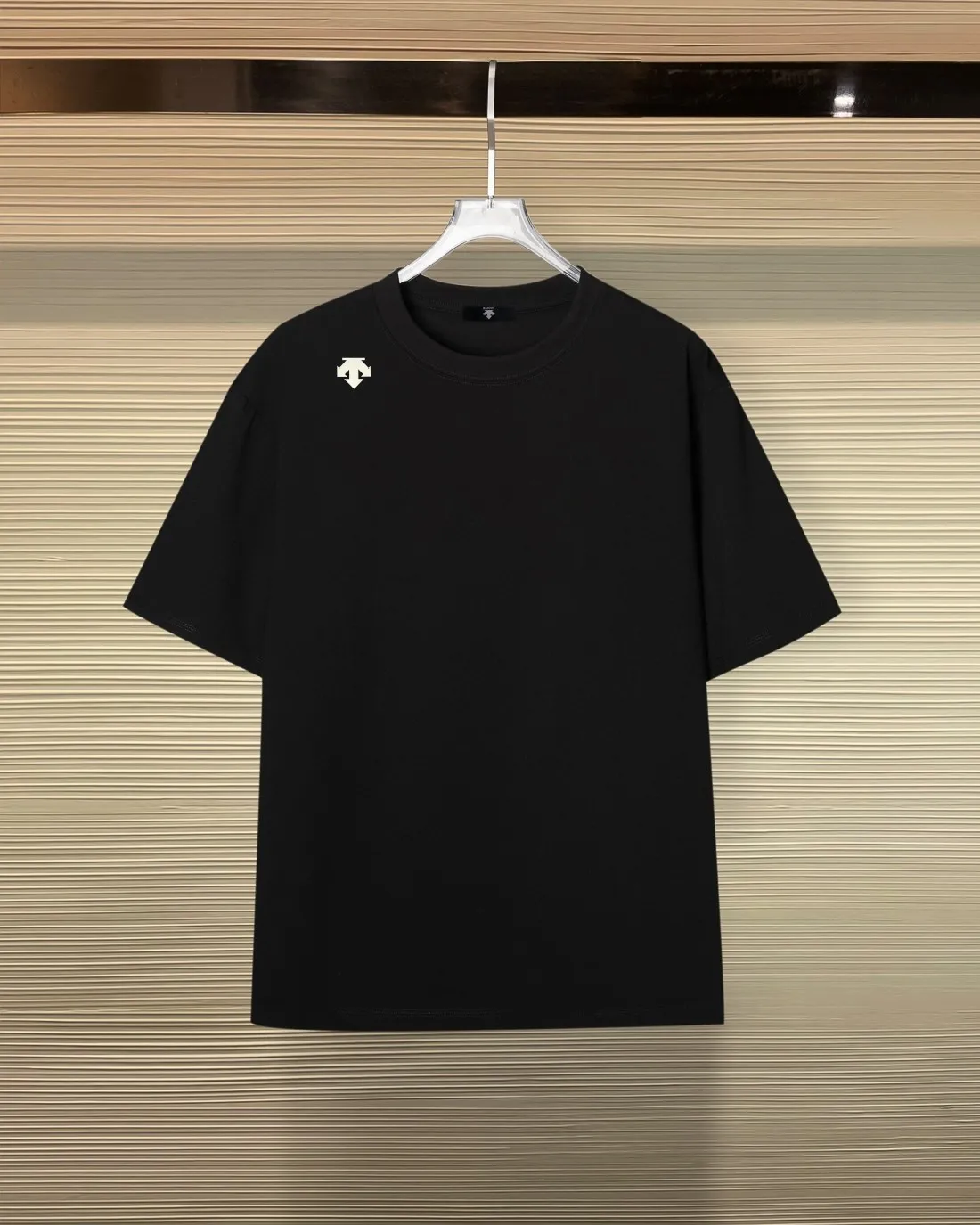DESCENTE*Desante Classic style with exquisite print of letter logo on the chest short-sleeved T-shirt✅Boutique top quality craftsmanship‼ Complete three standards ●Gram pure cotton ●Pure cotton fabric ●Customized 1:1 trademark ●Slightly loose version ●Size: S M L XL