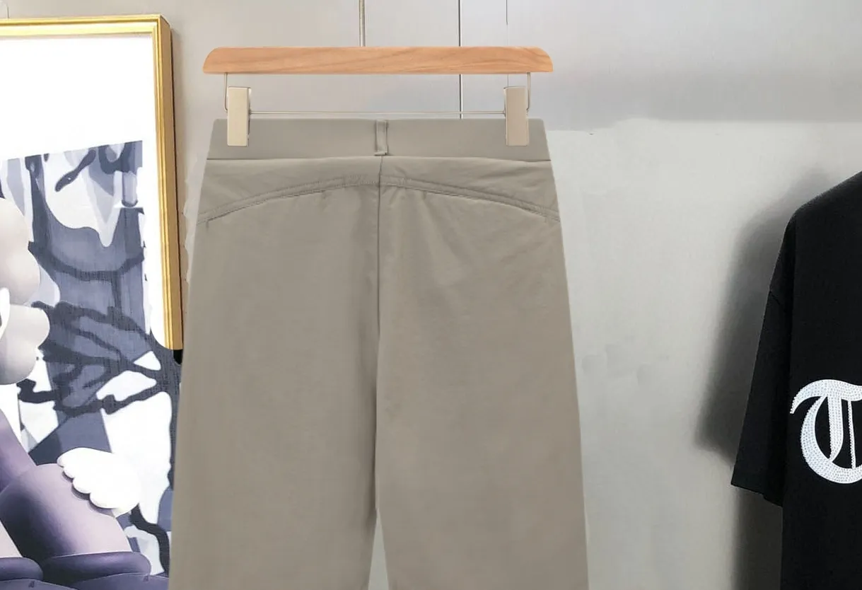 Descente waterproof American functional high-street waterproof pants 🌟Exclusive hot product, simple design, summer must-have, Classic logo, simultaneous official website sale, suitable for urban commuting and outdoor travel, rarely available through Ocean Trading Company channels! It is also the most basic best-selling item, creating a blockbuster item that can be used in many occasions. It will definitely kill all pants! Zipper lock design, a must-have for couples in the summer season! Full of details! High quality, looking forward to your use in all seasons to meet different needs! The upper body is very cool! Xiaohongshu/Weibo celebrity blogger strongly recommends this retro-inspired style, a must-have for couples! Girls can perfectly control small sizes! Urban functional ranger, a must-have for trendy fashionistas! Suitable for all kinds of leg shapes, the colors can be matched with any texture, casual Versatile, a must-have for fashionistas, a must-have item for fashionistas. Color: Gray Sizes: M-3XL