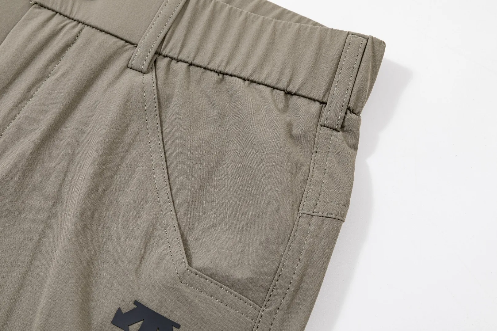 Descente waterproof American functional high-street waterproof pants 🌟Exclusive hot product, simple design, summer must-have, Classic logo, simultaneous official website sale, suitable for urban commuting and outdoor travel, rarely available through Ocean Trading Company channels! It is also the most basic best-selling item, creating a blockbuster item that can be used in many occasions. It will definitely kill all pants! Zipper lock design, a must-have for couples in the summer season! Full of details! High quality, looking forward to your use in all seasons to meet different needs! The upper body is very cool! Xiaohongshu/Weibo celebrity blogger strongly recommends this retro-inspired style, a must-have for couples! Girls can perfectly control small sizes! Urban functional ranger, a must-have for trendy fashionistas! Suitable for all kinds of leg shapes, the colors can be matched with any texture, casual Versatile, a must-have for fashionistas, a must-have item for fashionistas. Color: Gray Sizes: M-3XL