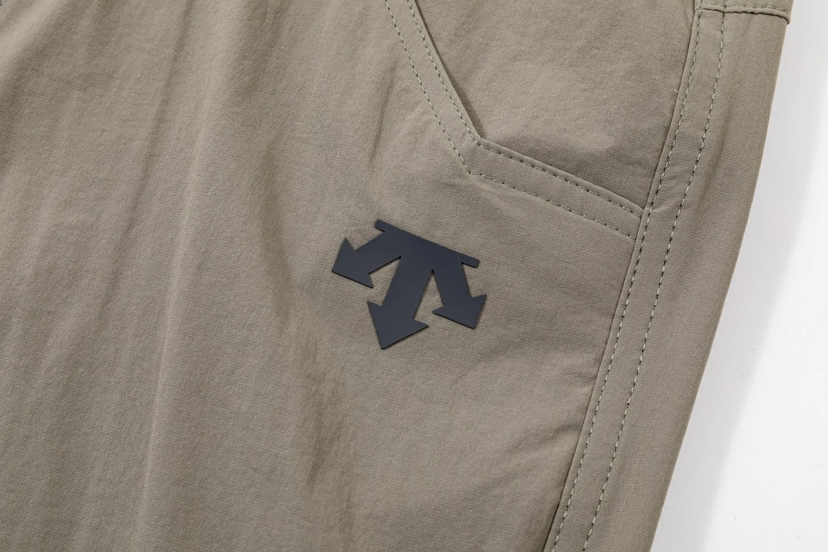 Descente waterproof American functional high-street waterproof pants 🌟Exclusive hot product, simple design, summer must-have, Classic logo, simultaneous official website sale, suitable for urban commuting and outdoor travel, rarely available through Ocean Trading Company channels! It is also the most basic best-selling item, creating a blockbuster item that can be used in many occasions. It will definitely kill all pants! Zipper lock design, a must-have for couples in the summer season! Full of details! High quality, looking forward to your use in all seasons to meet different needs! The upper body is very cool! Xiaohongshu/Weibo celebrity blogger strongly recommends this retro-inspired style, a must-have for couples! Girls can perfectly control small sizes! Urban functional ranger, a must-have for trendy fashionistas! Suitable for all kinds of leg shapes, the colors can be matched with any texture, casual Versatile, a must-have for fashionistas, a must-have item for fashionistas. Color: Gray Sizes: M-3XL