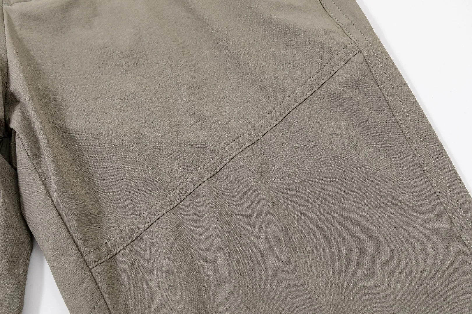 Descente waterproof American functional high-street waterproof pants 🌟Exclusive hot product, simple design, summer must-have, Classic logo, simultaneous official website sale, suitable for urban commuting and outdoor travel, rarely available through Ocean Trading Company channels! It is also the most basic best-selling item, creating a blockbuster item that can be used in many occasions. It will definitely kill all pants! Zipper lock design, a must-have for couples in the summer season! Full of details! High quality, looking forward to your use in all seasons to meet different needs! The upper body is very cool! Xiaohongshu/Weibo celebrity blogger strongly recommends this retro-inspired style, a must-have for couples! Girls can perfectly control small sizes! Urban functional ranger, a must-have for trendy fashionistas! Suitable for all kinds of leg shapes, the colors can be matched with any texture, casual Versatile, a must-have for fashionistas, a must-have item for fashionistas. Color: Gray Sizes: M-3XL