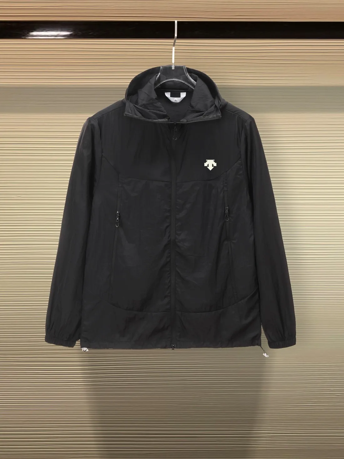 DESCENTE*Desante Classic Logo exquisite thick plate glue printing Original yarn technology blocks UV %98 hooded windbreaker sun protection jacket ✅Boutique top quality craftsmanship‼ Complete three standards ●Material 100% cotton ●Ultra-thin raw yarn ●Printing process ●Normal version ●Size: XL XXL XXXL 4XL