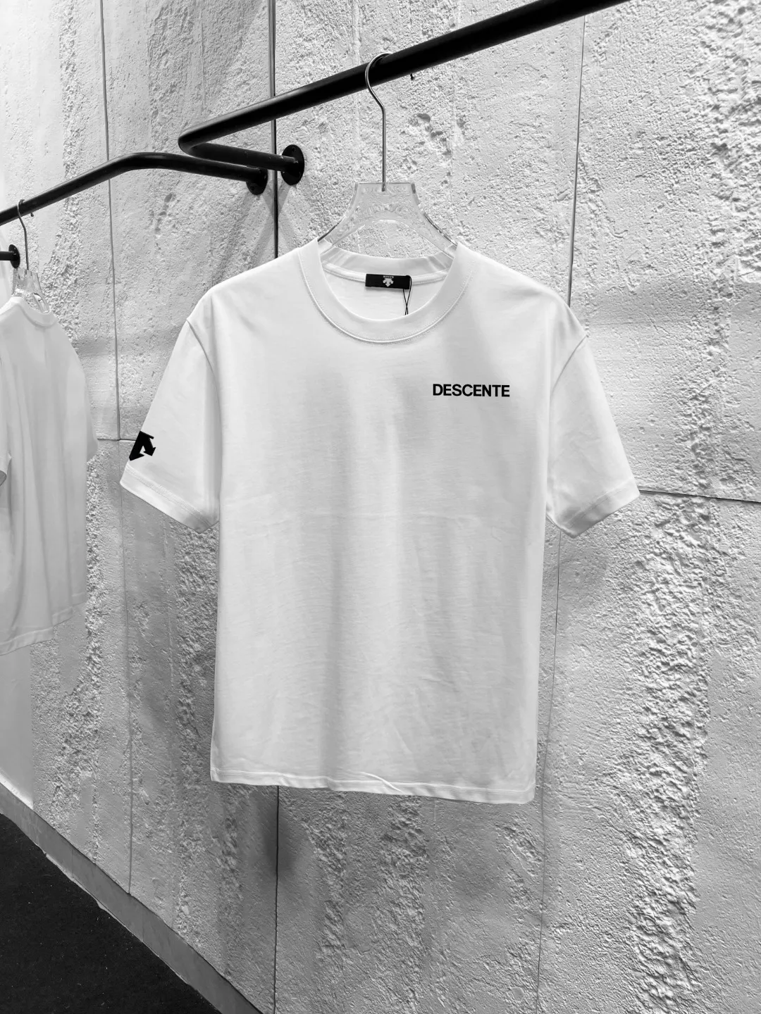 , Descente heavyweight pure cotton gram fabric texture, starting from the gram weight. This Descente short-sleeved piece is made of 100-gram heavyweight pure cotton fabric. It feels heavy in the hand and has a stiff silhouette when worn on the body. Say goodbye to the softness and cheapness of ordinary T-shirts. It is woven with double cotton material. It is thick and impermeable, has excellent drape, and is washable and wear-resistant. It is just to create a "cornerstone of your wardrobe" that can be worn with a high-end feel. Details determine the level of quality. The shoulder strap design is fully sewn from the left shoulder bag to the right shoulder, which effectively prevents shoulder collapse and improves wearing comfort. The three-pin process reinforces the neckline, eliminating the embarrassment of looseness and deformation after washing. Thanks to the high-temperature hot stamping process, the three-dimensional LOGO label is firm and not easy to fall off. Every stitch and every thread demonstrates Descente's ultimate pursuit of craftsmanship. Style, no need to be deliberate. The loose and three-dimensional cut has a crisp and stylish upper body. It can be easily worn whether paired with casual pants or sports pants. If you like thick texture and tough style, this heavyweight T-shirt is definitely not to be missed. It's not just clothes, it's a silent statement of your taste. Color: Black/White/Burgundy/Light Gray/Dark Gray/Navy Blue/Light Apricot/Coffee Brown Size: S-XXL [Maximum wear size]