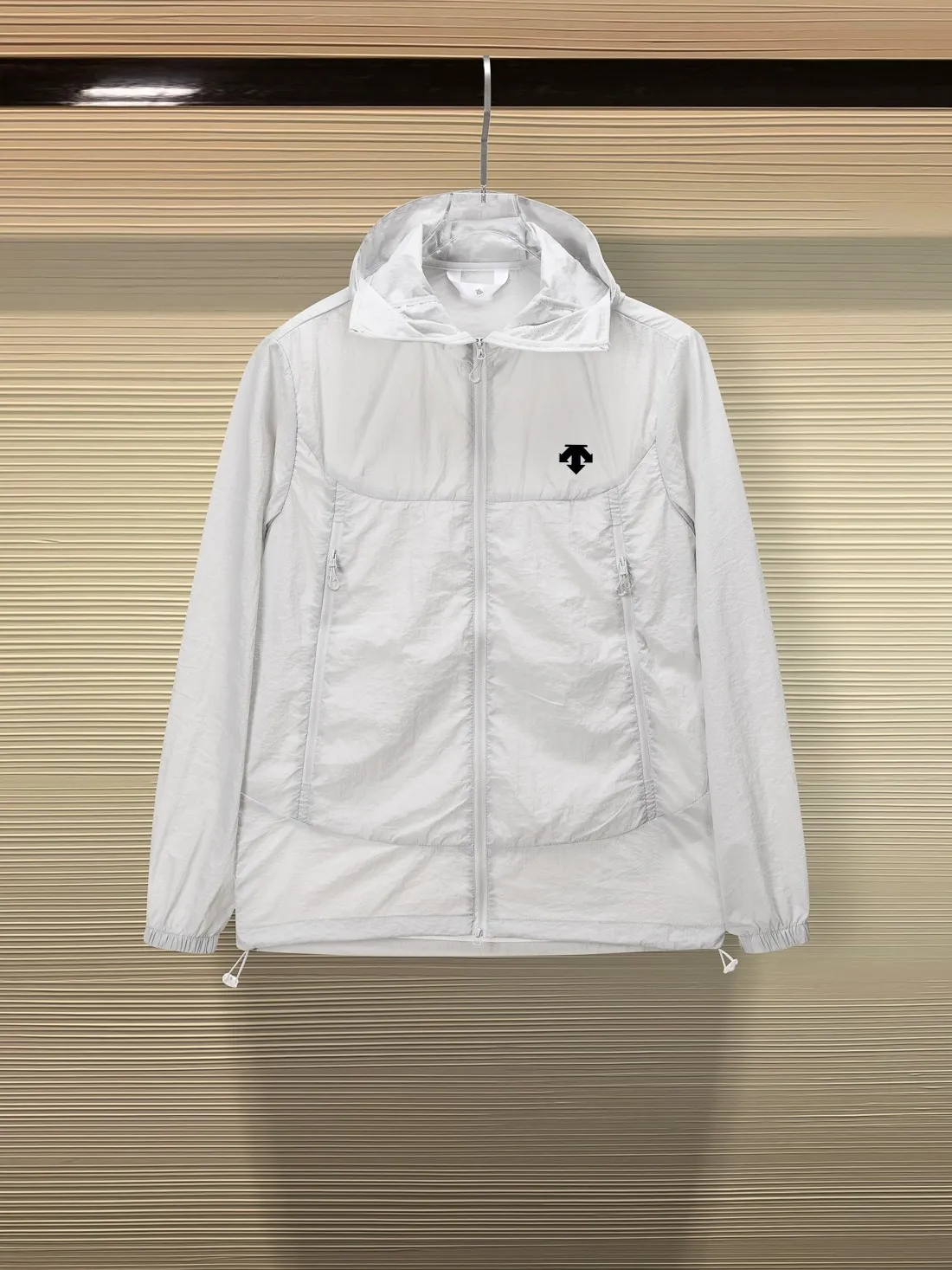 DESCENTE*Desante Classic Logo exquisite thick plate glue printing Original yarn technology blocks UV %98 hooded windbreaker sun protection jacket ✅Boutique top quality craftsmanship‼ Complete three standards ●Material 100% cotton ●Ultra-thin raw yarn ●Printing process ●Normal version ●Size: XL XXL XXXL 4XL