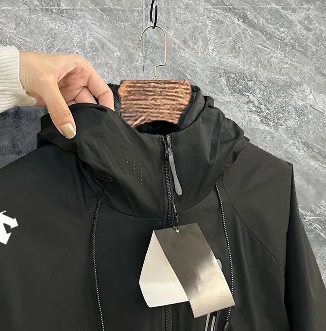 DESCENTE Series ， ，90 ， ZP ， ， Wear-Resistant， 、 Breathable， 。 S ， ， ， 。 ， Wear-Resistant。 GORE-TEX： 、 、Breathable 。 ，VISLON ， Velcro ， Zi P-in Sizes M-3xl