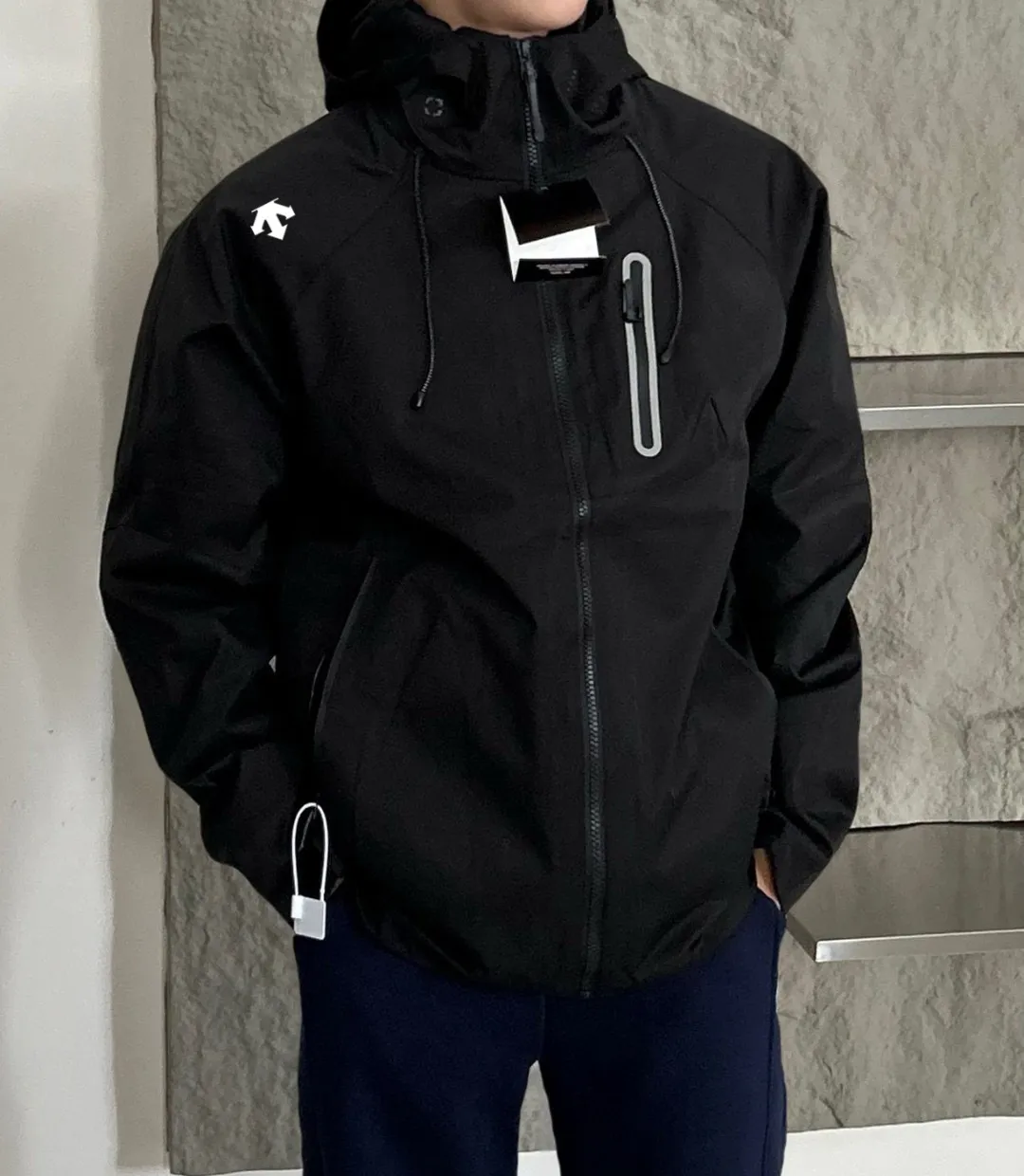 DESCENTE Series ， ，90 ， ZP ， ， Wear-Resistant， 、 Breathable， 。 S ， ， ， 。 ， Wear-Resistant。 GORE-TEX： 、 、Breathable 。 ，VISLON ， Velcro ， Zi P-in Sizes M-3xl