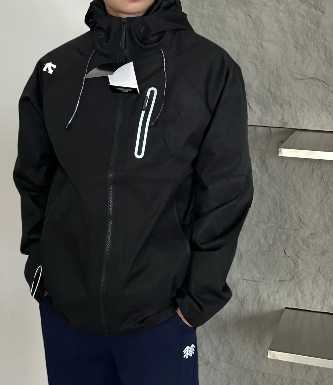 DESCENTE Series ， ，90 ， ZP ， ， Wear-Resistant， 、 Breathable， 。 S ， ， ， 。 ， Wear-Resistant。 GORE-TEX： 、 、Breathable 。 ，VISLON ， Velcro ， Zi P-in Sizes M-3xl
