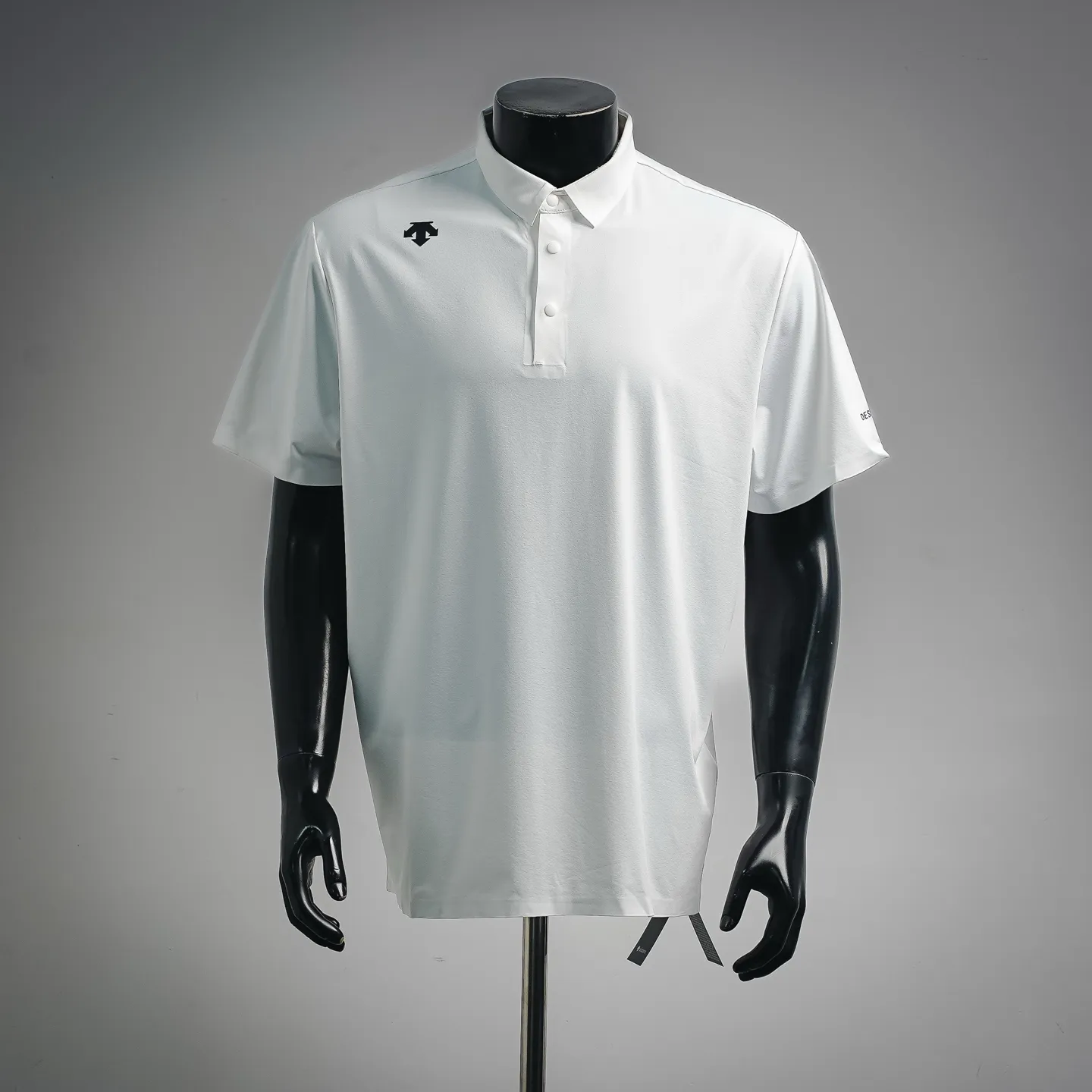 150 DESCENTE Desante quick-drying polo short-sleeved golf and hiking essentials! This POLO knows summer so well ⛳️ Wearing POLO outdoors in summer, I want both comfort and appearance! This Light Gray half-zip POLO is really a treasure! The quick-drying fabric is breathable and won't stick to your body even if you sweat. It doesn't feel restrictive when you exercise. It's perfect for golfing and hiking. The half-zipper design can be adjusted according to the temperature, and the small lapel on the neckline is a bit neat. The Light Gray color is photogenic and looks white. Men and women have the same style, and it is super atmospheric when worn together by couples! No need to worry about matching, just wear a pair of sweatpants/shorts and you can go out. It is comfortable and good-looking. You can just close your eyes and rush to the outdoor party! #golfwear #outdoorwear #quick-drying POLO #sports style wear 003Size xs-l