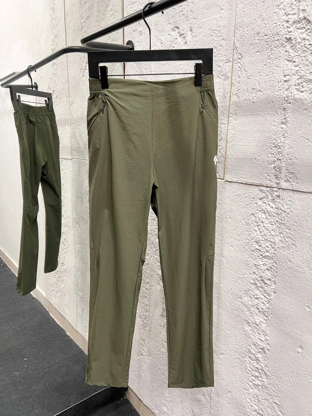 #D Descente casual trousers are made of 89% nylon + 11% spandex blended fabric from the official website. Casual, light and breathable are the characteristics of these trousers. They reshape the sports and leisure aesthetics with neat tailoring. The warm brown tone has a retro texture and is suitable for various styles. The high-elastic waistband fits the waist and abdomen without any sense of restraint; the straight version modifies the shape of the legs and is neat and non-sloppy. The fabric is made of quick-drying anti-wrinkle technical fabric, which is lightweight, breathable and has Wear-Resistant properties. It maintains a crisp shape when walking, sitting and lying. Sweat evaporates quickly, making you feel dry and comfortable at all times. Hidden side pockets + brand logo, highlighting quality in every detail. Whether you are commuting to work, strolling outdoors, or doing fitness and relaxation, it can be easily controlled, integrating functionality and fashion with every step, allowing you to find the perfect balance between comfort and style. Color: Maple Camel/Army Green/Black Size: M-3XL
