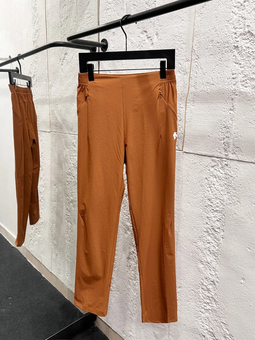 #D Descente casual trousers are made of 89% nylon + 11% spandex blended fabric from the official website. Casual, light and breathable are the characteristics of these trousers. They reshape the sports and leisure aesthetics with neat tailoring. The warm brown tone has a retro texture and is suitable for various styles. The high-elastic waistband fits the waist and abdomen without any sense of restraint; the straight version modifies the shape of the legs and is neat and non-sloppy. The fabric is made of quick-drying anti-wrinkle technical fabric, which is lightweight, breathable and has Wear-Resistant properties. It maintains a crisp shape when walking, sitting and lying. Sweat evaporates quickly, making you feel dry and comfortable at all times. Hidden side pockets + brand logo, highlighting quality in every detail. Whether you are commuting to work, strolling outdoors, or doing fitness and relaxation, it can be easily controlled, integrating functionality and fashion with every step, allowing you to find the perfect balance between comfort and style. Color: Maple Camel/Army Green/Black Size: M-3XL