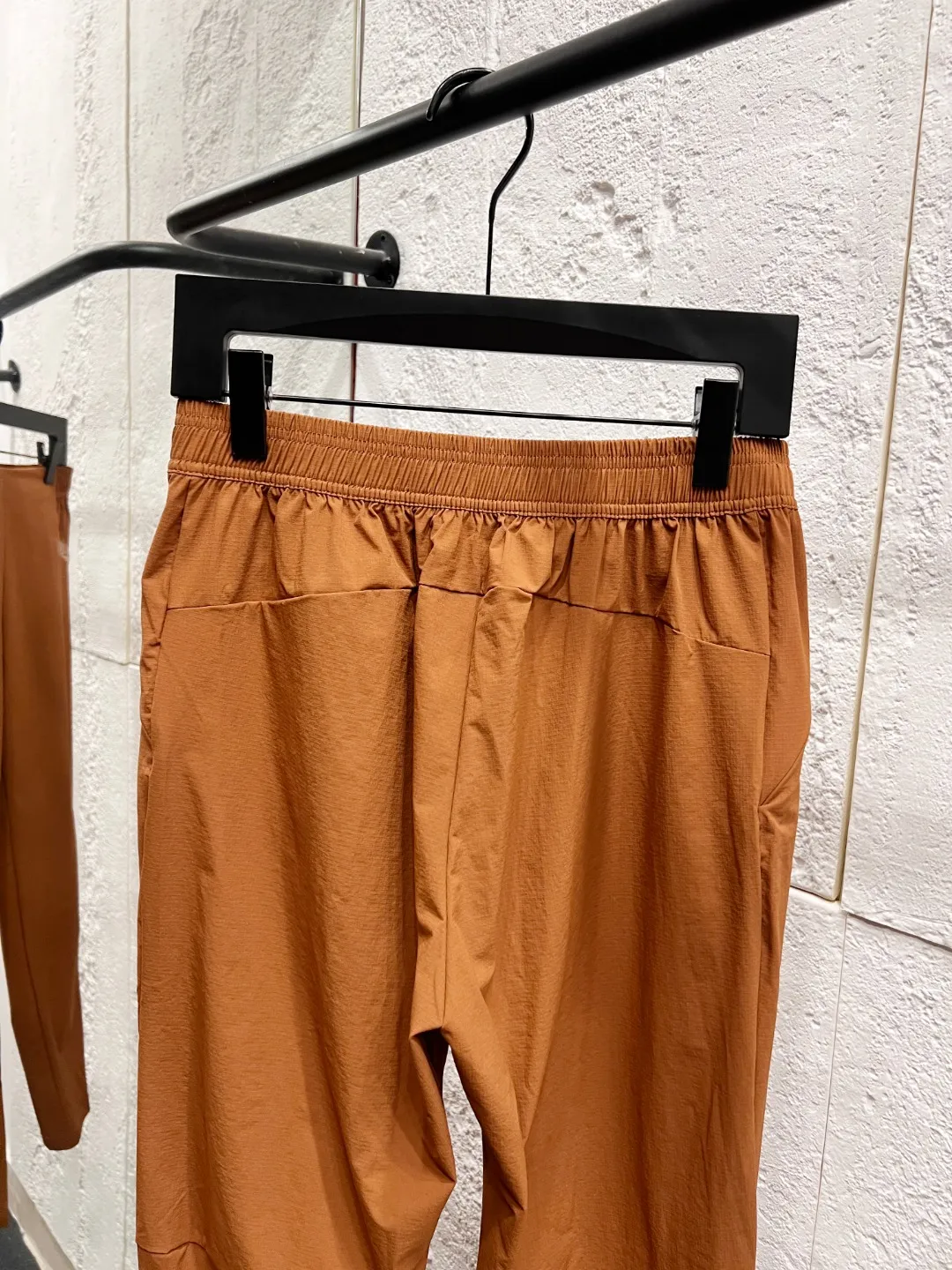 #D Descente casual trousers are made of 89% nylon + 11% spandex blended fabric from the official website. Casual, light and breathable are the characteristics of these trousers. They reshape the sports and leisure aesthetics with neat tailoring. The warm brown tone has a retro texture and is suitable for various styles. The high-elastic waistband fits the waist and abdomen without any sense of restraint; the straight version modifies the shape of the legs and is neat and non-sloppy. The fabric is made of quick-drying anti-wrinkle technical fabric, which is lightweight, breathable and has Wear-Resistant properties. It maintains a crisp shape when walking, sitting and lying. Sweat evaporates quickly, making you feel dry and comfortable at all times. Hidden side pockets + brand logo, highlighting quality in every detail. Whether you are commuting to work, strolling outdoors, or doing fitness and relaxation, it can be easily controlled, integrating functionality and fashion with every step, allowing you to find the perfect balance between comfort and style. Color: Maple Camel/Army Green/Black Size: M-3XL