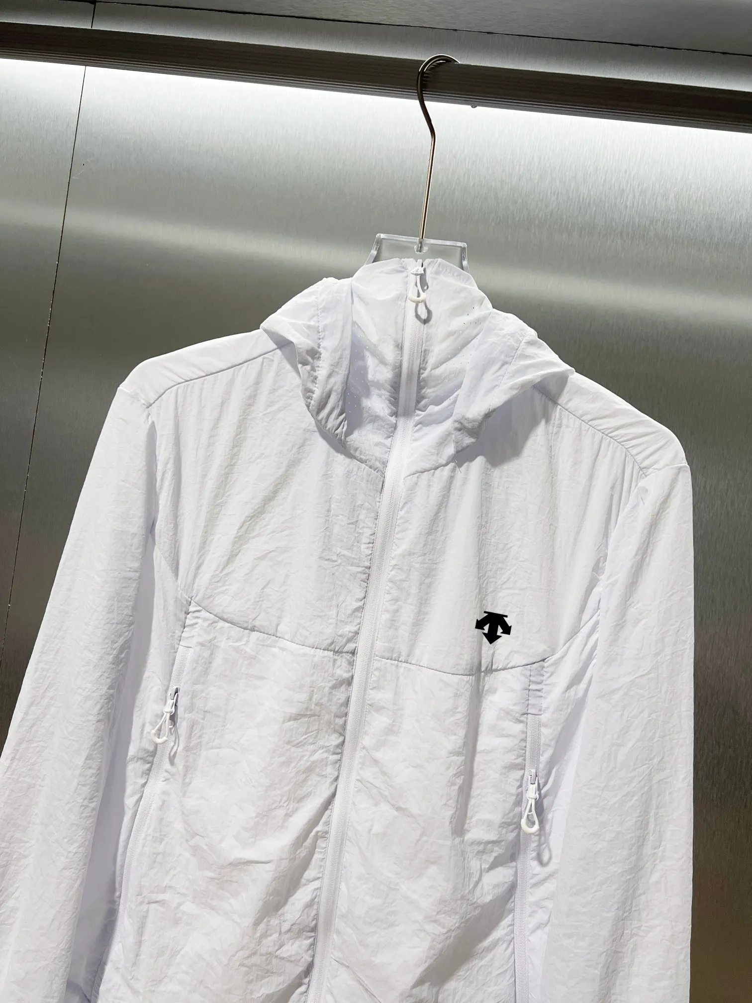 DESCENTE*Desante Classic Logo exquisite thick plate glue printing Original yarn technology blocks UV %98 hooded windbreaker sun protection jacket ✅Boutique top quality craftsmanship‼ Complete three standards ●Material 100% cotton ●Ultra-thin raw yarn ●Printing process ●Normal version ●Size: XL XXL XXXL 4XL