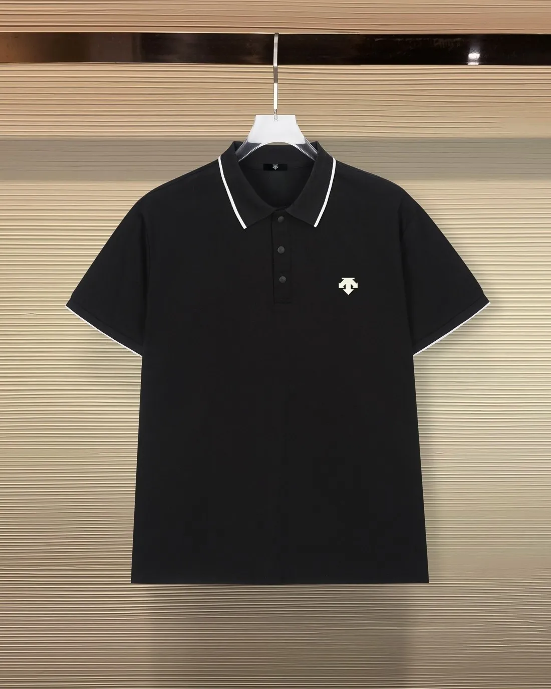 DESCENTE*Desante Classic style with exquisite print of letter logo on the chest, short-sleeved POLO shirt ✅Boutique top quality craftsmanship‼ Three complete standards ●100% ice silk zinc jade fiber ●50% cotton 50% polyester fiber ●Sq. gram weight g ●Printing process ●Customized 1:1 trademark ●Normal version ●Size: M L XL XXL XXXL