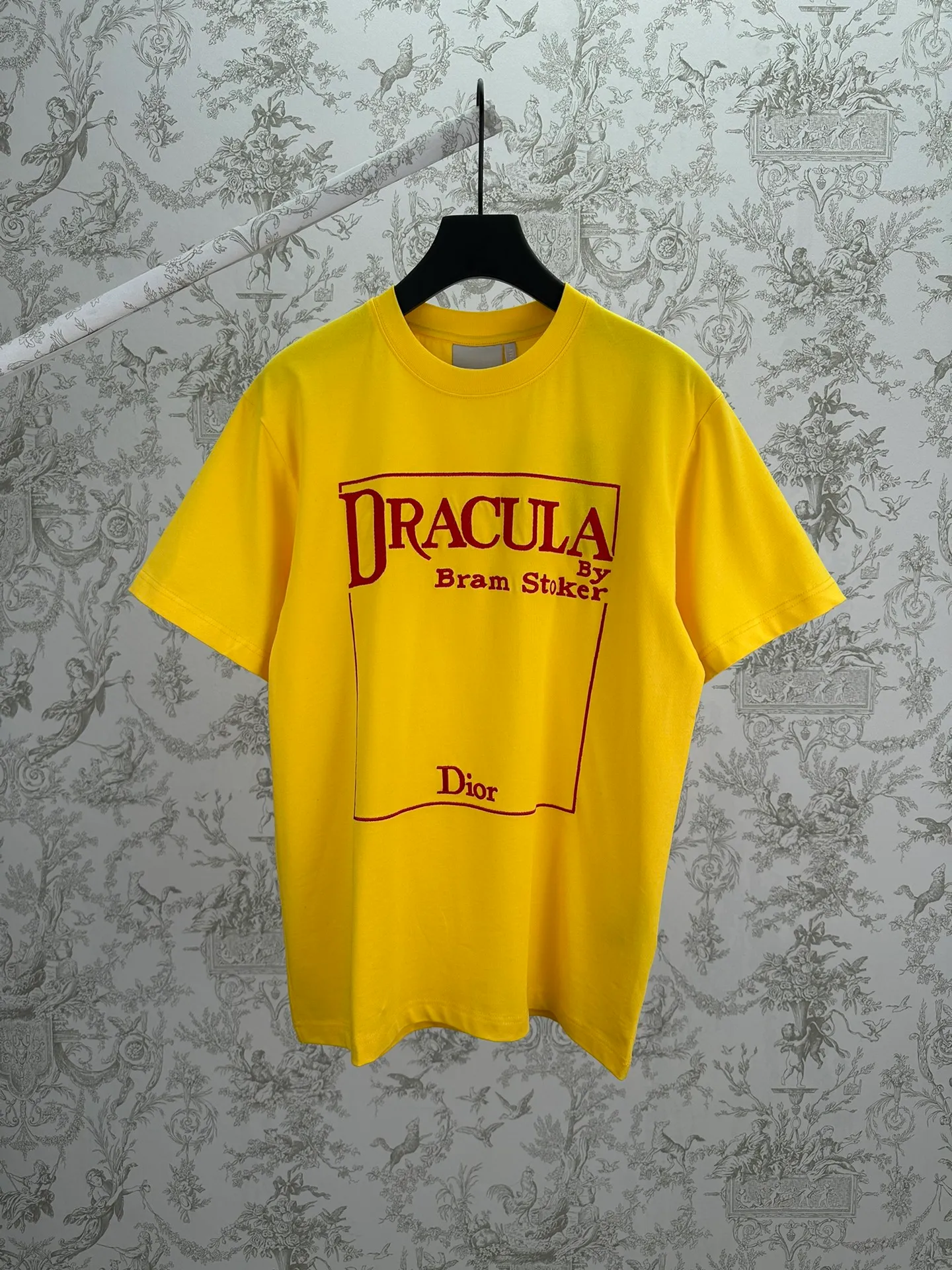 25ss New Arrival T Yellow Red Book Cover T · (Jonathan Anderson) Classic ， · (Bram Stoker™) 《 (Dracula)》 ， 。 Yellow Red ， 。 ， 。Sizes：S.M.L.XL.