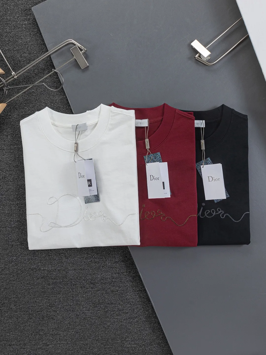 DIOR Dior dior CD S-XL Dior 26ss Classic Classic logo Ribbon 🪡 logo Same Style t ， ， Series， Logo Classic Obliave ， s ， ， obliqve ， v ， ， y …… ， ， Dior ！ ， ， ， Breathable ~ ！！ Same Style！ : Black White Red Size：S-XL ： S： 50- 56- 70 M： 52- 57- 72 L： 54- 59- 74 XL： 56- 62- 76