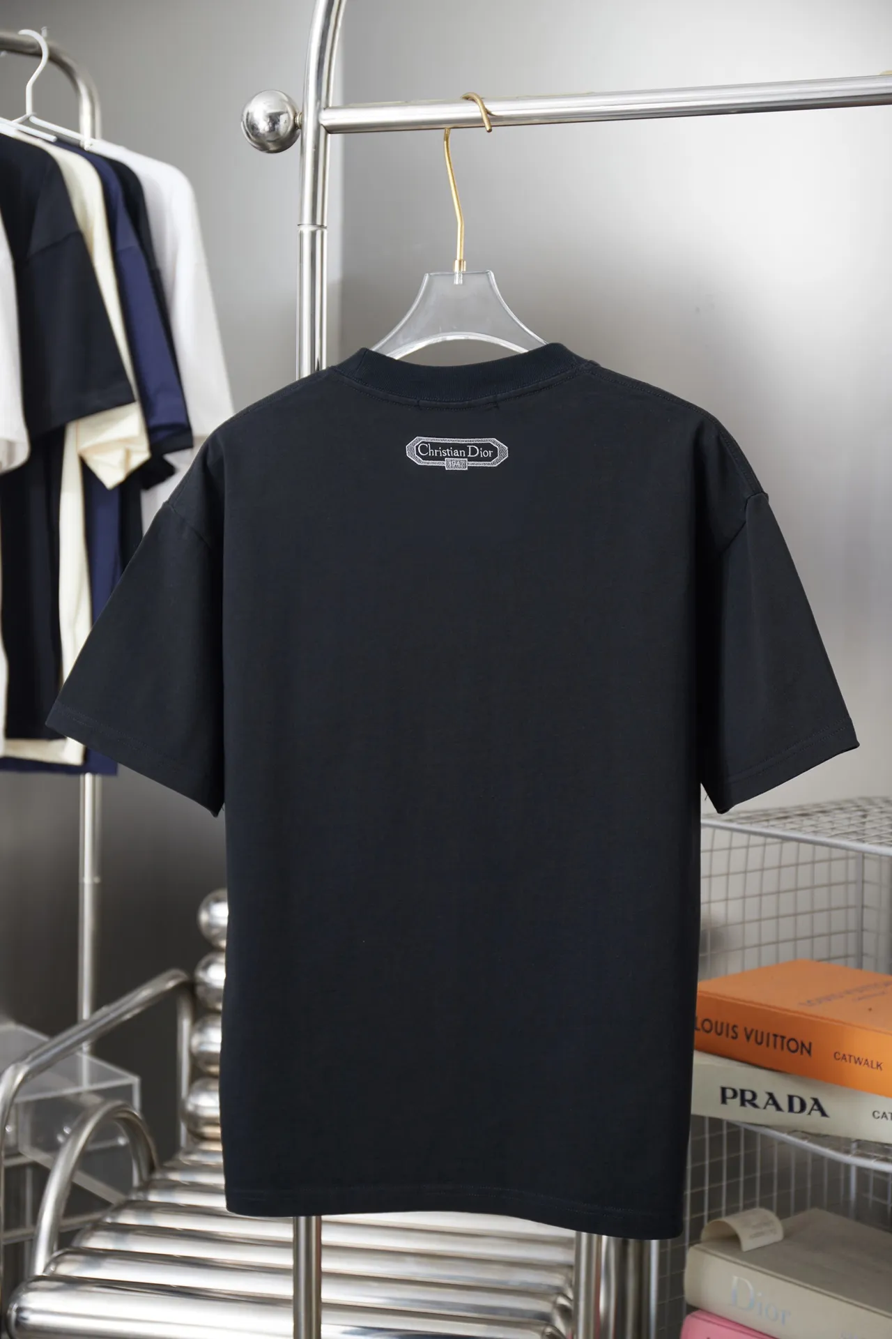 Christian Dior CD 26SS early spring Year of the Horse Limited Edition Peng Yun War Horse🐎logo embroidered short sleeves light luxury essential item for daily commuting for men and women correct version welcome to compare detailed features gram 100% pure cotton double yarn jersey fabric custom dyed in the same cylinder special thickened 32 pieces double ply 1X 1 thread imported Tadajima machine high-density embroidery double-needle stitching process Original main mark, washed tag, brand moisture-proof paper packaging Color: White/Black Size: S/M/L/XL