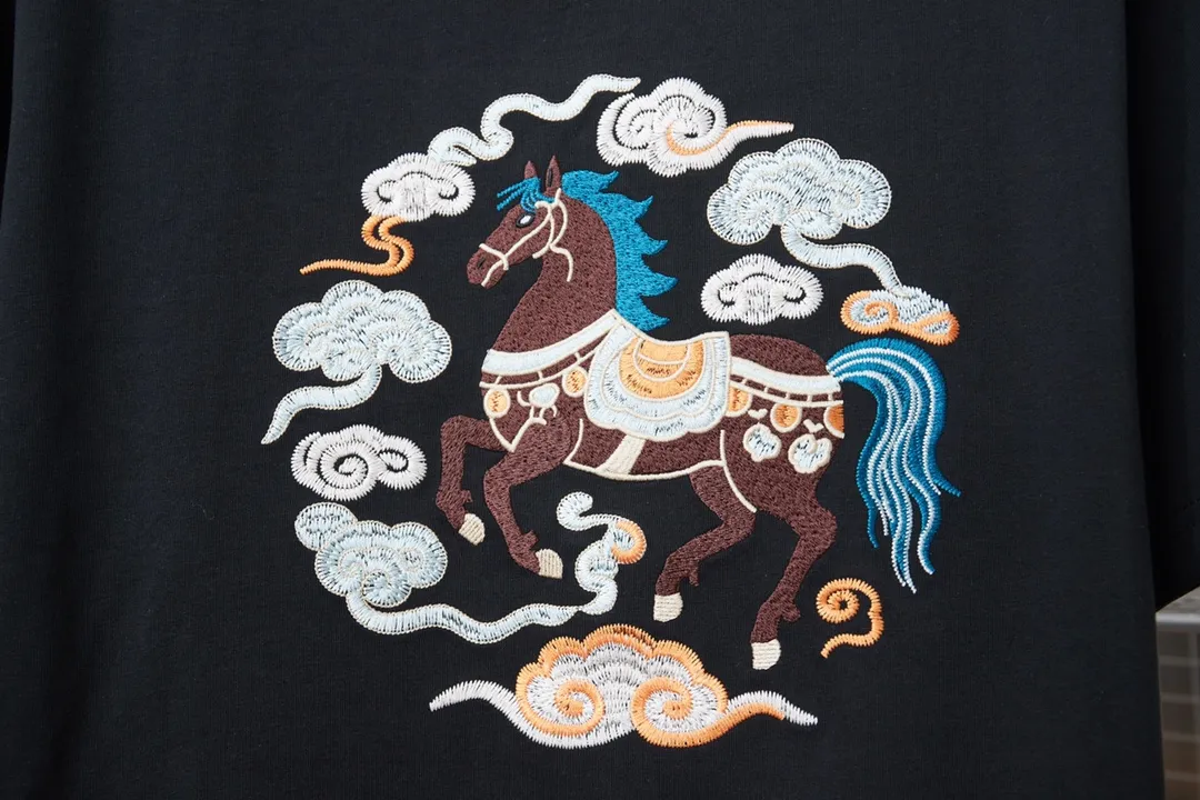 Christian Dior CD 26SS early spring Year of the Horse Limited Edition Peng Yun War Horse🐎logo embroidered short sleeves light luxury essential item for daily commuting for men and women correct version welcome to compare detailed features gram 100% pure cotton double yarn jersey fabric custom dyed in the same cylinder special thickened 32 pieces double ply 1X 1 thread imported Tadajima machine high-density embroidery double-needle stitching process Original main mark, washed tag, brand moisture-proof paper packaging Color: White/Black Size: S/M/L/XL