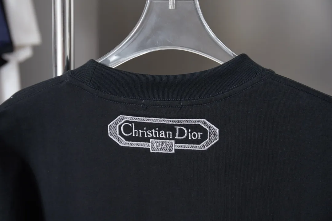 Christian Dior CD 26SS early spring Year of the Horse Limited Edition Peng Yun War Horse🐎logo embroidered short sleeves light luxury essential item for daily commuting for men and women correct version welcome to compare detailed features gram 100% pure cotton double yarn jersey fabric custom dyed in the same cylinder special thickened 32 pieces double ply 1X 1 thread imported Tadajima machine high-density embroidery double-needle stitching process Original main mark, washed tag, brand moisture-proof paper packaging Color: White/Black Size: S/M/L/XL