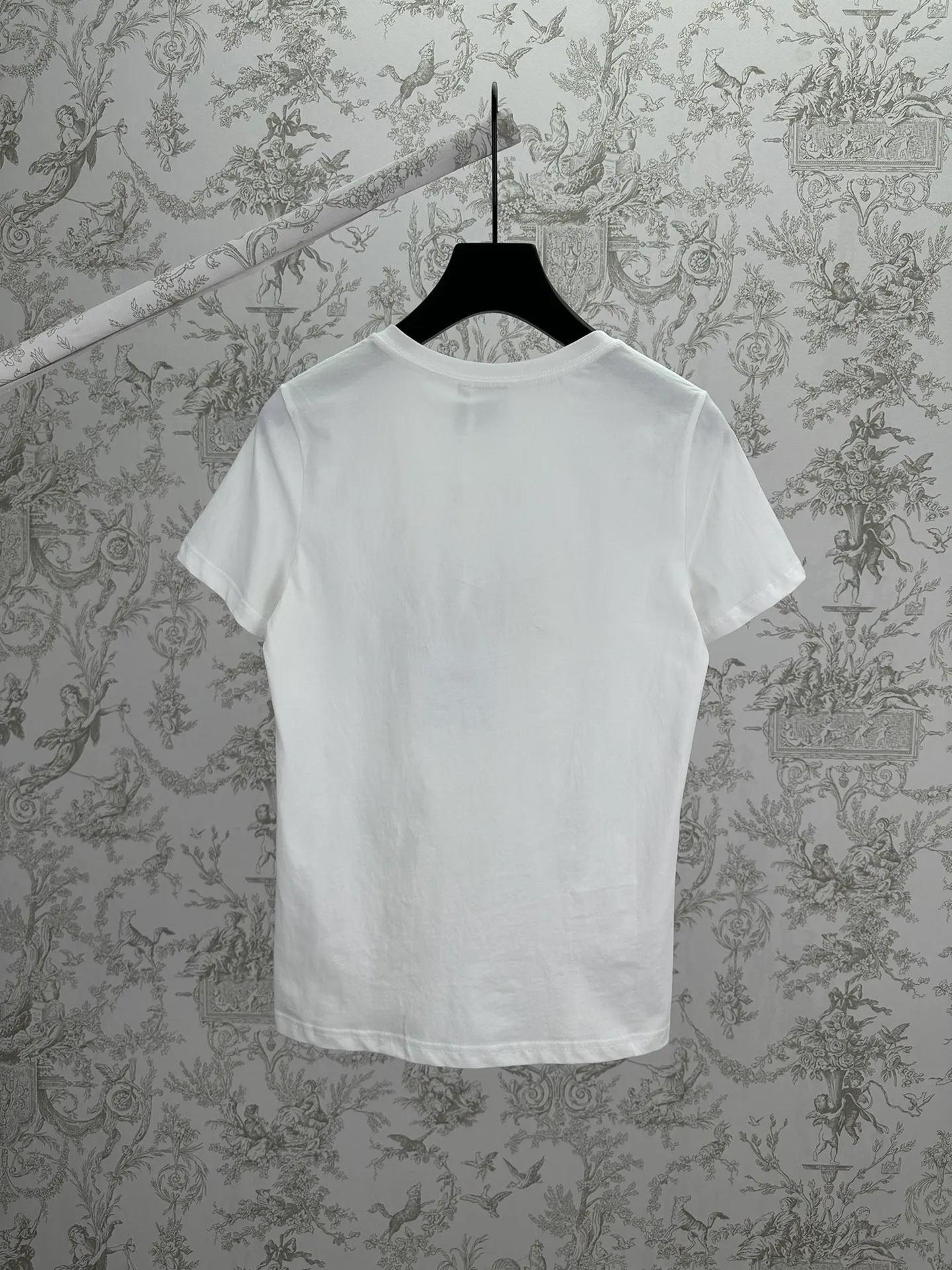 25ss New Arrival Dioramour T White T Dioramour Series， 。 · (Jonathan Anderson) ， 18 ， 、 。 White ， ， Dior 。 ， Dioramour Series ， 。 Sizes：S.M.L.