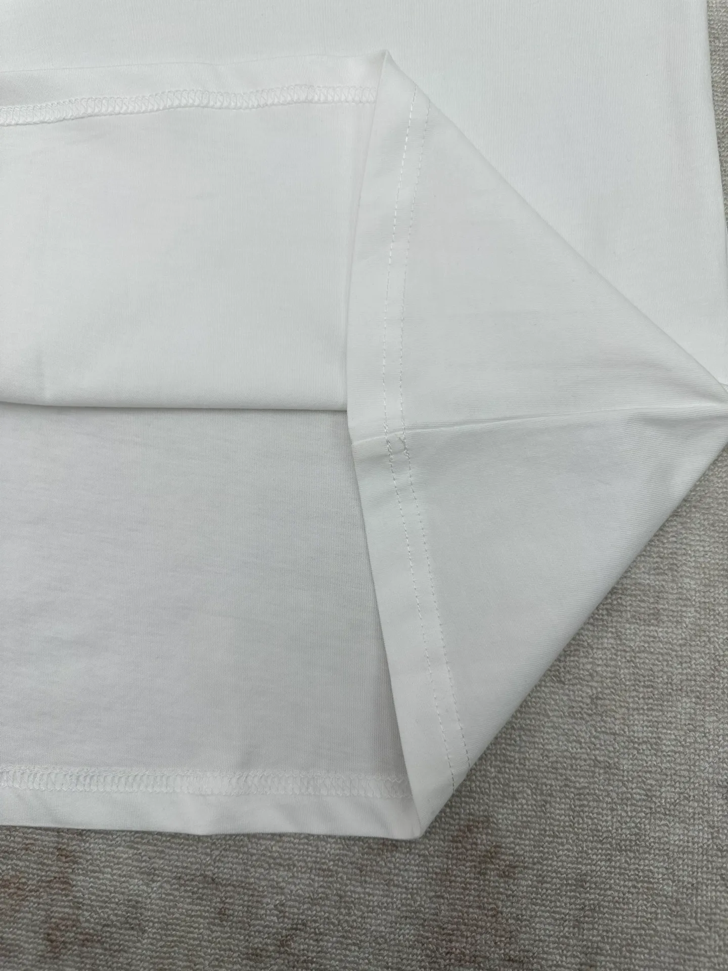 25ss New Arrival Dioramour T White T Dioramour Series， 。 · (Jonathan Anderson) ， 18 ， 、 。 White ， ， Dior 。 ， Dioramour Series ， 。 Sizes：S.M.L.