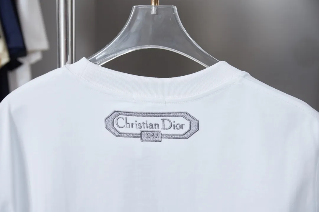 Christian Dior CD 26SS early spring Year of the Horse Limited Edition Peng Yun War Horse🐎logo embroidered short sleeves light luxury essential item for daily commuting for men and women correct version welcome to compare detailed features gram 100% pure cotton double yarn jersey fabric custom dyed in the same cylinder special thickened 32 pieces double ply 1X 1 thread imported Tadajima machine high-density embroidery double-needle stitching process Original main mark, washed tag, brand moisture-proof paper packaging Color: White/Black Size: S/M/L/XL