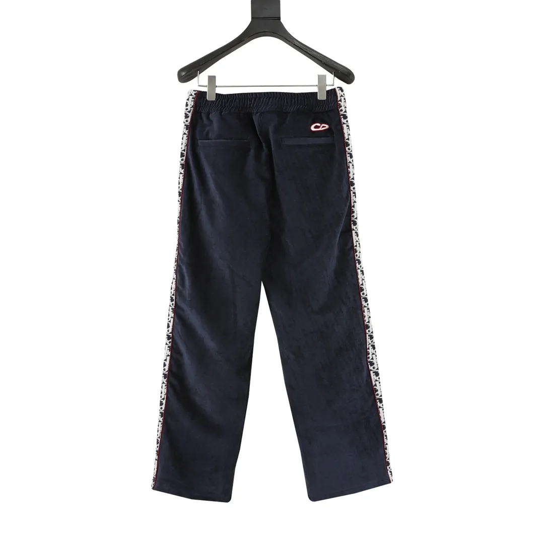 DIOR X KAWS KAWS 2025 Series”Out ofice“ 。 Series Kim Jones KAWS ， Classic KAWS ， 。Series ”“ ， ， ， 。 Series 2025 1 2 ， 。 Size：XS-L