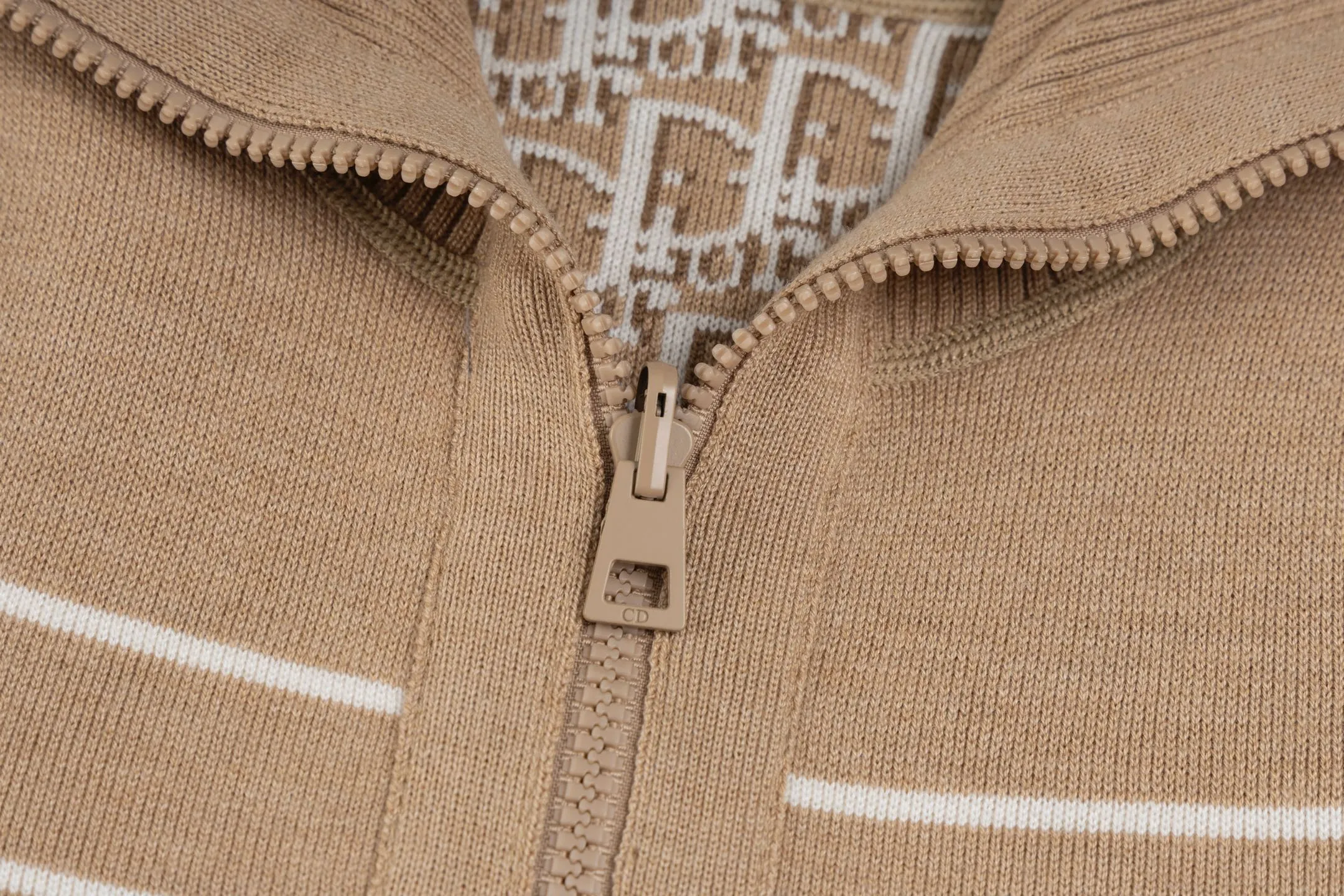 CD 25FW （Khaki ） 32,000 ， ，DIOR Classic ， ： Gray ， Oblique 。 ， 。 、 ， 。 。 ， 。 Series Oblique ， ， DIOR 。 Size:S/M/L