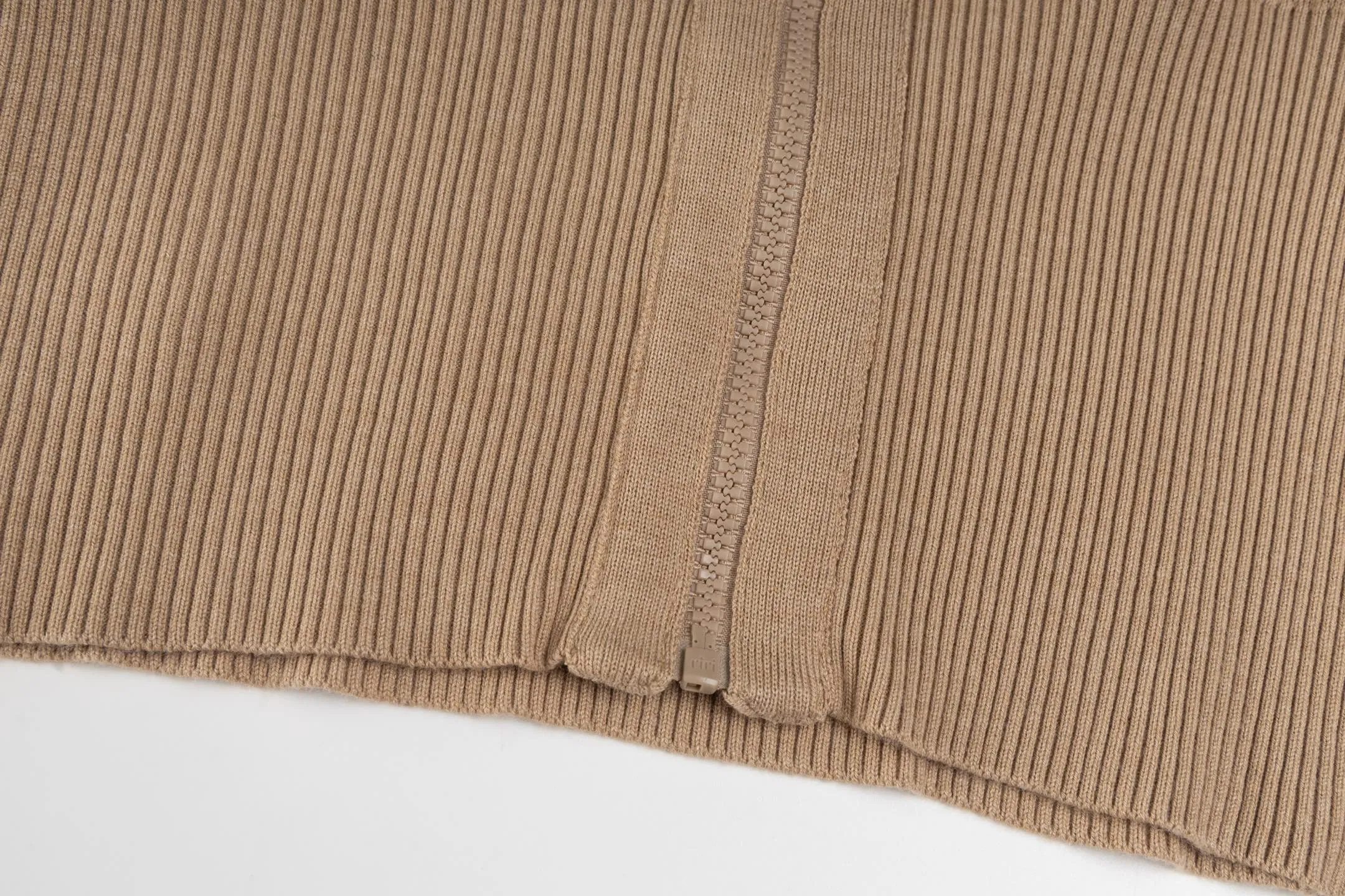 CD 25FW （Khaki ） 32,000 ， ，DIOR Classic ， ： Gray ， Oblique 。 ， 。 、 ， 。 。 ， 。 Series Oblique ， ， DIOR 。 Size:S/M/L