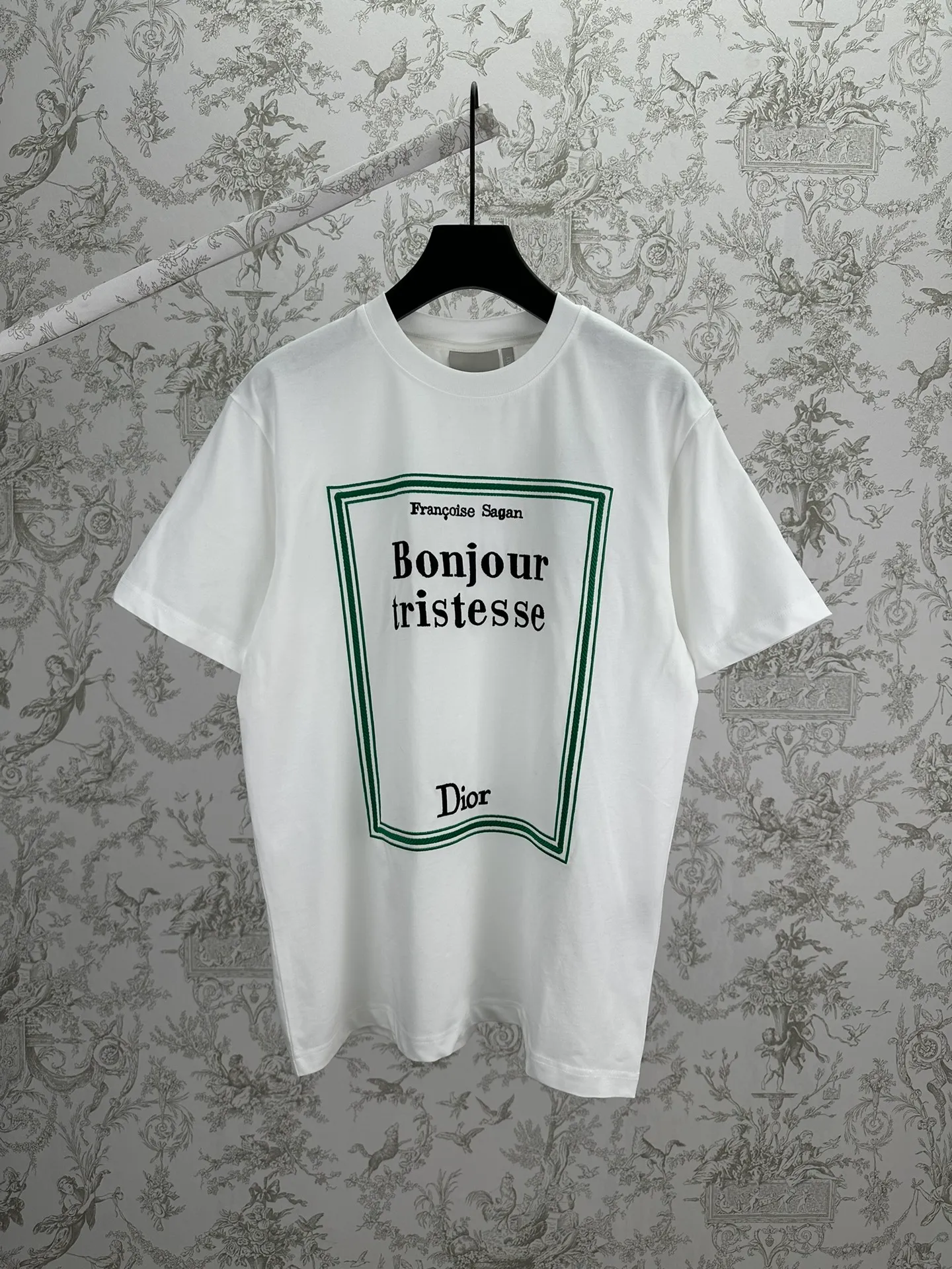 25ss New Arrival T White Green Book Cover T · (Jonathan Anderson) Classic ， · (Françoise Sagan) 《 ， (Bonjour Tristesse）》 ， 。 White Green ， 。 ， 。 Sizes：S.M.L.XL.