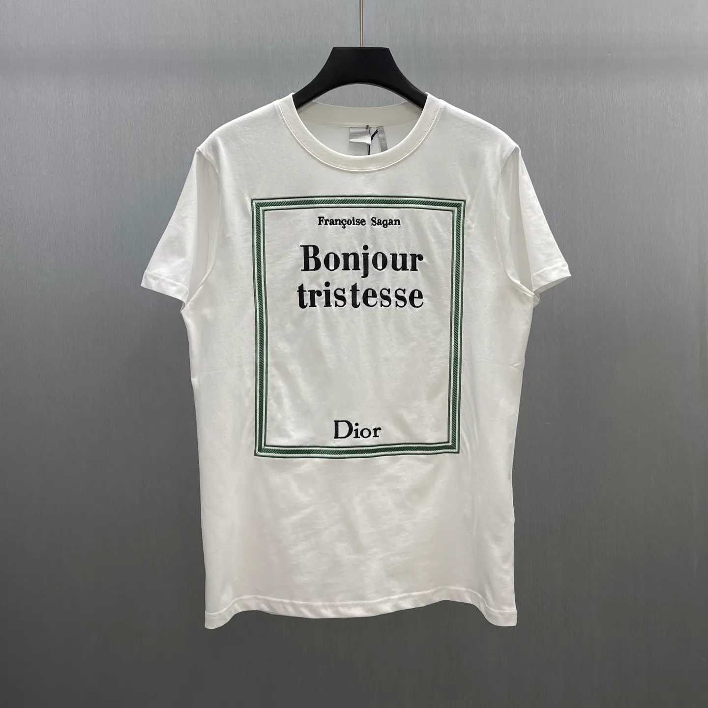 CD T Size : S-XL • (Jonathan Anderson) Classic ， - (Frangoise Sagan) 《 ， (Bonjour Tristesse）》 ， 。 White Green ， 。 ， 。