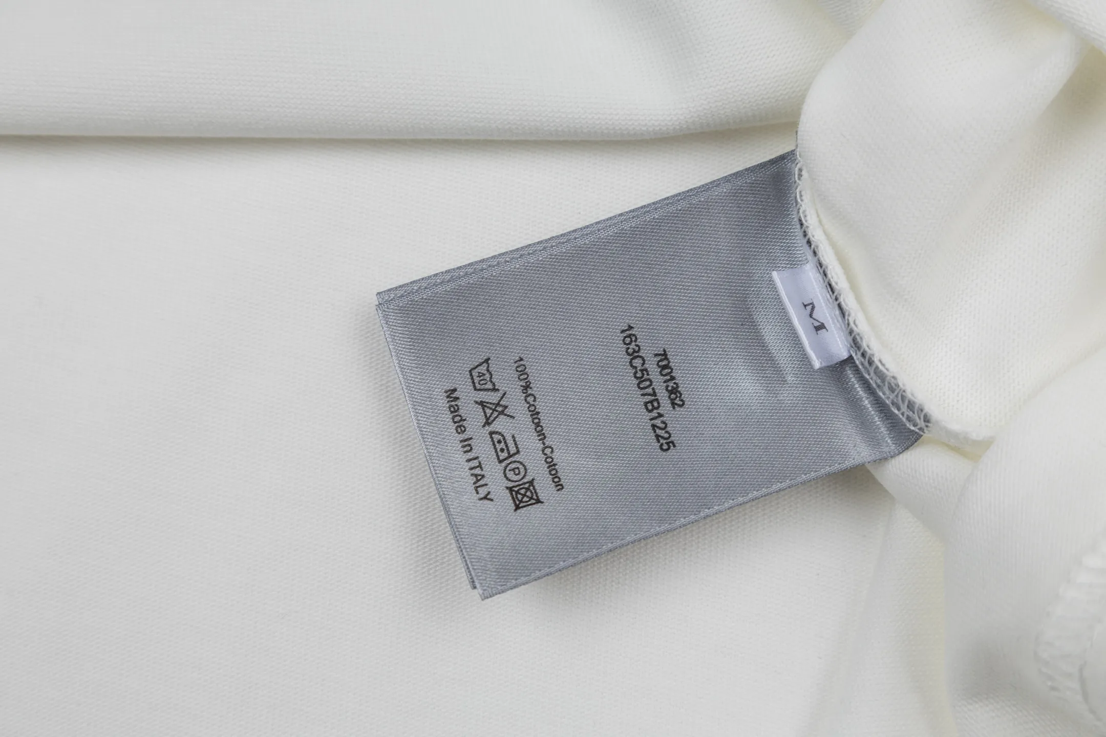 【 . Quality】 DIOR Book Cover T ：15 G ：32 G T Classic ， << ， >> ， 。 White Green ， 。 ， 。 15 ， 。 ， 。 32 ， ， 。 《 ， 》 ， ： 14 ， ； 。 ， 。 ：8878# ：White Size：XS S M L