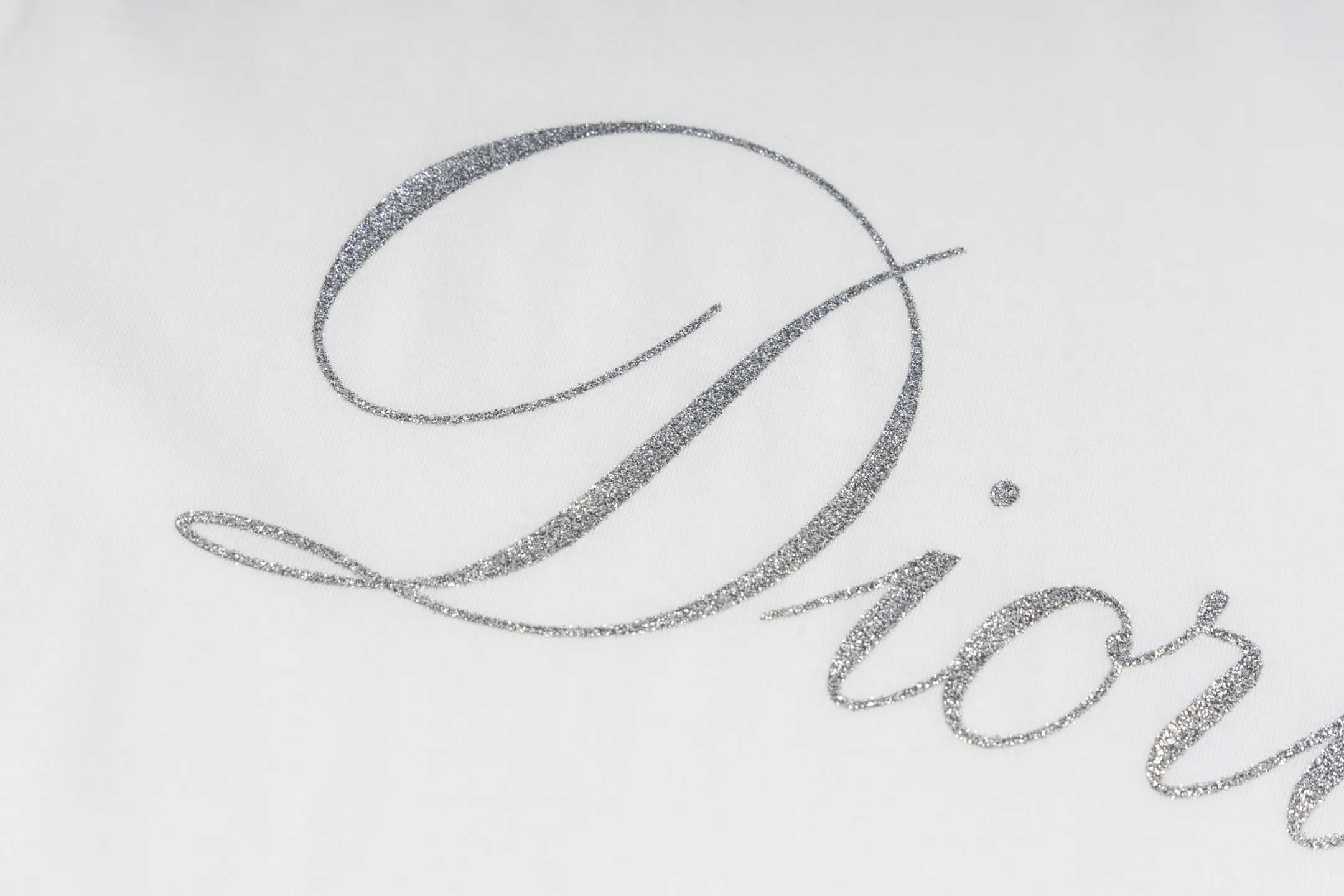 【 】 CD 24S 185g 32S g 。 T Series ， 。 White ， 。 ， 。 24 ， ， Quality 。 ， 、Breathable 、 、 ； 、 、 。 ， ， 、 。 Size:XS-S-M-L