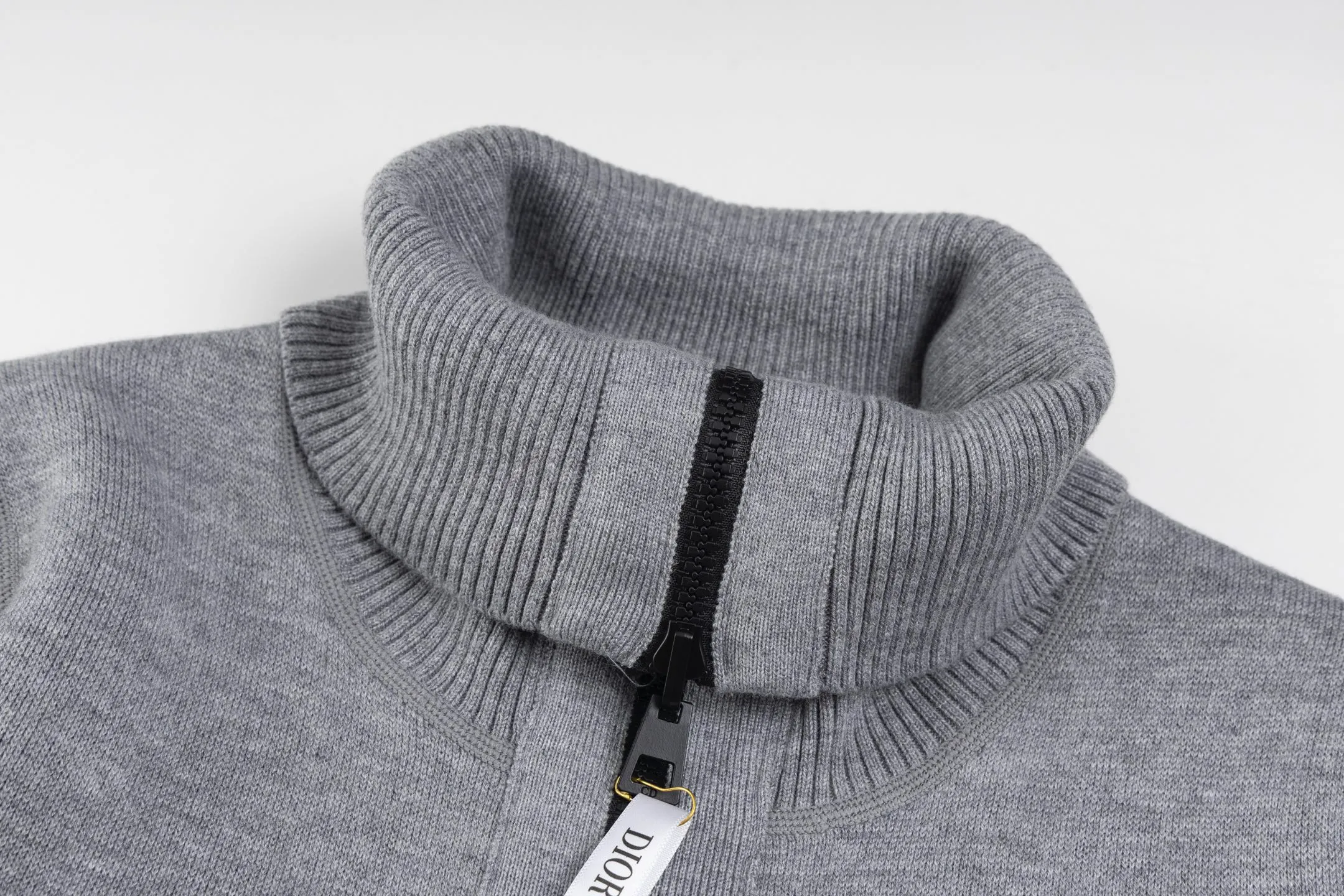 CD 25FW 【Gray】 32,000 ， ，DIOR Classic ， ： Gray ， Oblique 。 ， 。 、 ， 。 。 ， 。 Series Oblique ， ， DIOR 。 Size:S/M/L