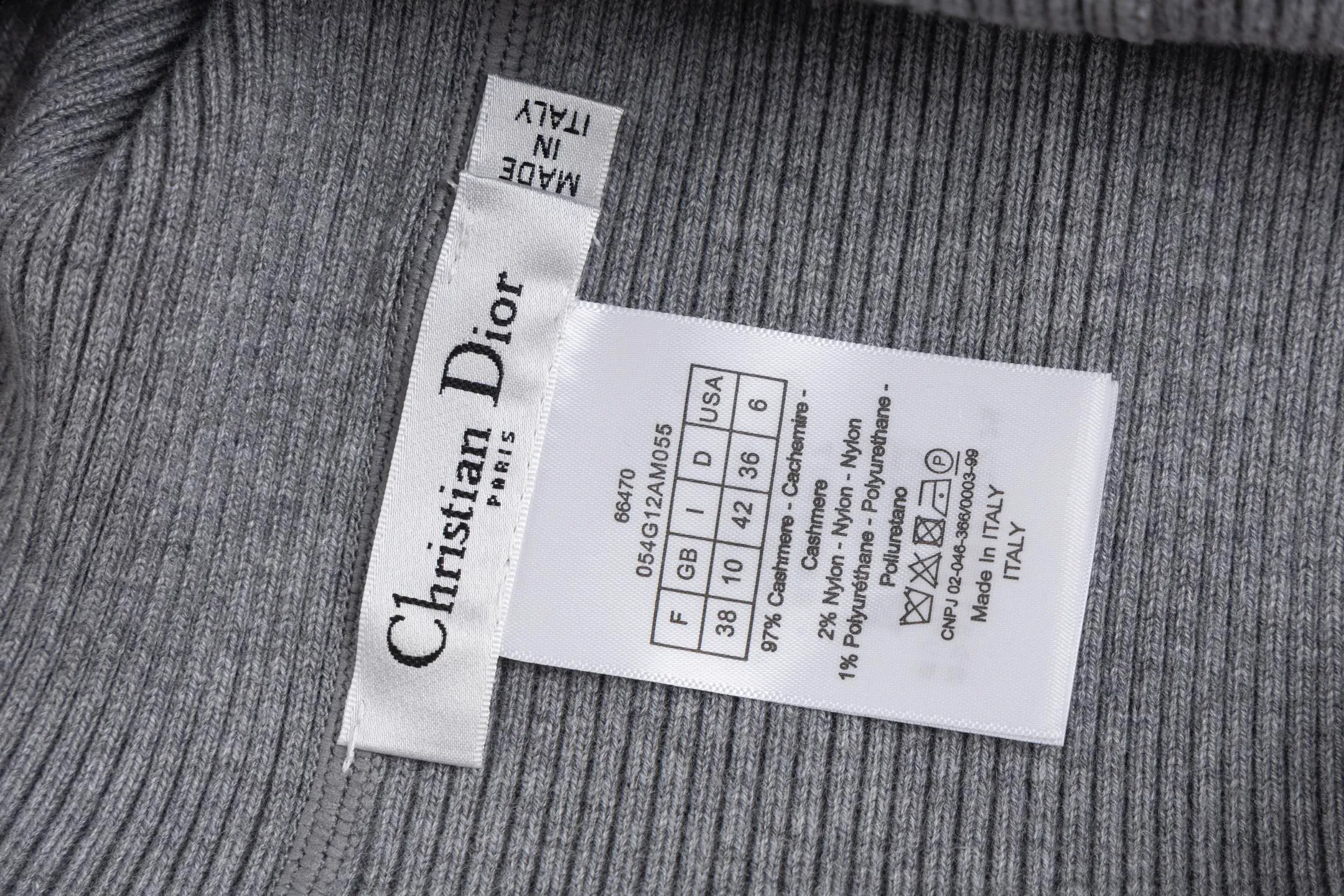 CD 25FW 【Gray】 32,000 ， ，DIOR Classic ， ： Gray ， Oblique 。 ， 。 、 ， 。 。 ， 。 Series Oblique ， ， DIOR 。 Size:S/M/L