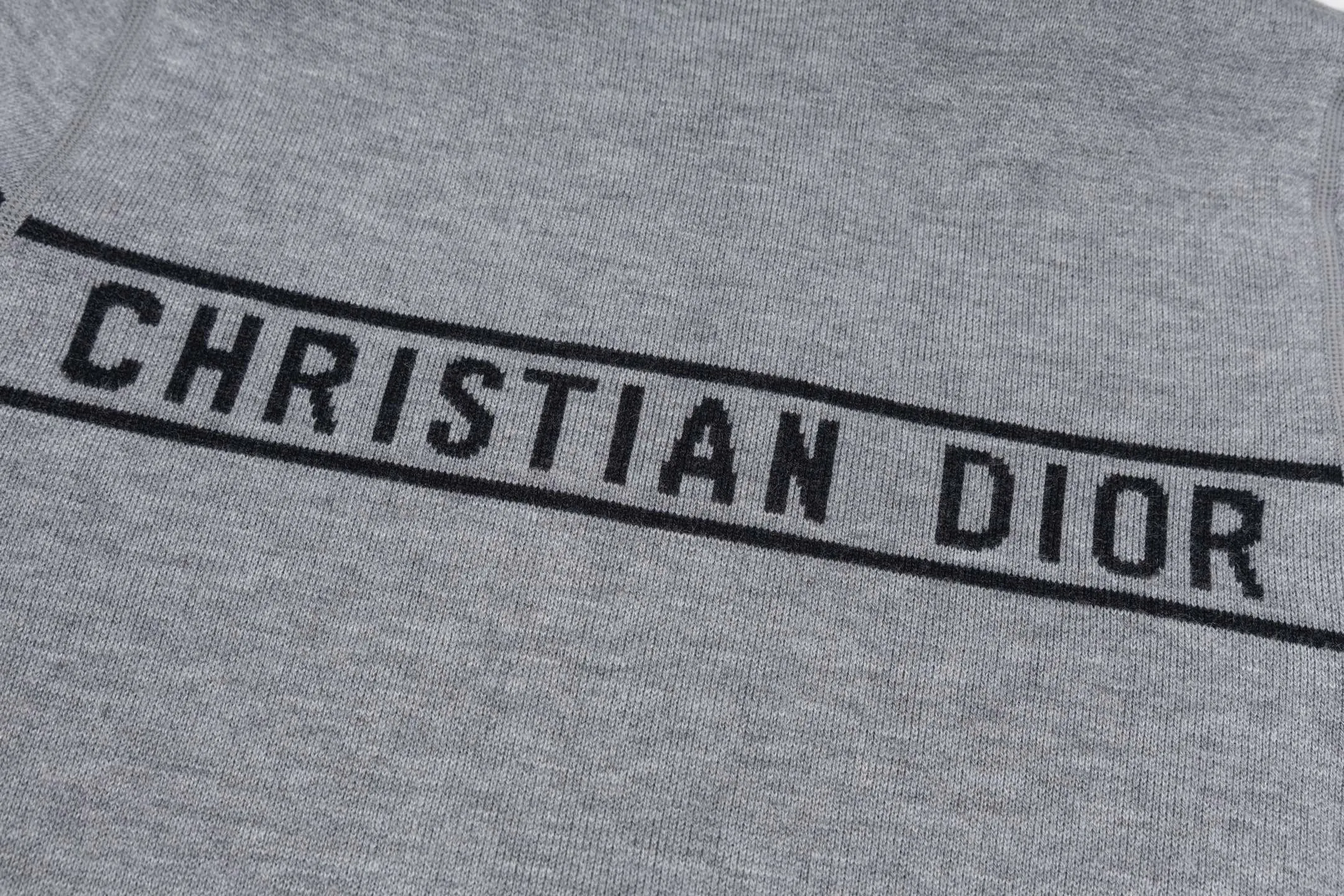 CD 25FW 【Gray】 32,000 ， ，DIOR Classic ， ： Gray ， Oblique 。 ， 。 、 ， 。 。 ， 。 Series Oblique ， ， DIOR 。 Size:S/M/L