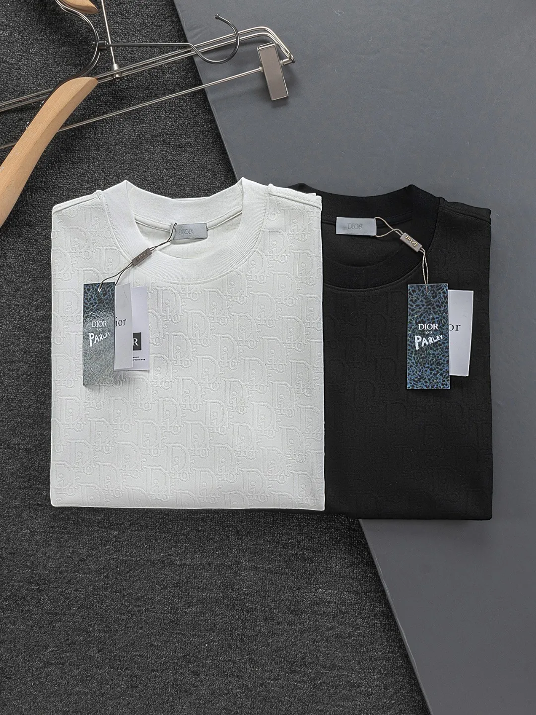 DIOR Dior dior CD S-XL Dior 26ss Classic CD 🪡 Same Style t ， ， Series， Logo Classic Obliave ， s ， ， obliqve ， v ， ， y …… ， ， Dior ！ ， ， ， Breathable ~ ！！ Same Style！ : Black White Size：S-XL ： S： 50- 56- 70 M： 52- 57- 72 L： 54- 59- 74 XL： 56- 62- 76