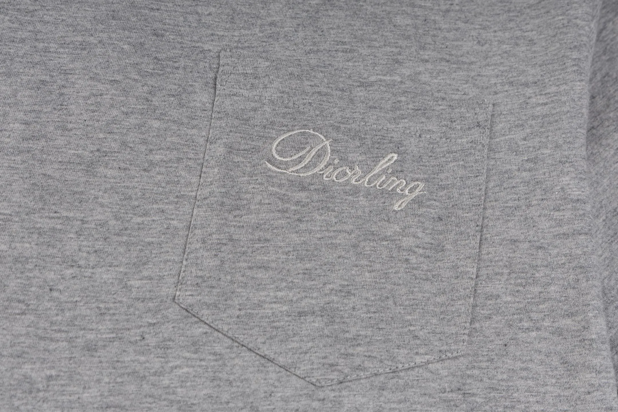【 】 CD （Gray） 24S 185g ， 32S g 。 T Series ， 。 White ， 。 ， 。 24 ， ， Quality 。 ， 、Breathable 、 、 ； 、 、 。 ， ； 。 。 ， 。 Size:XS-S-M-L