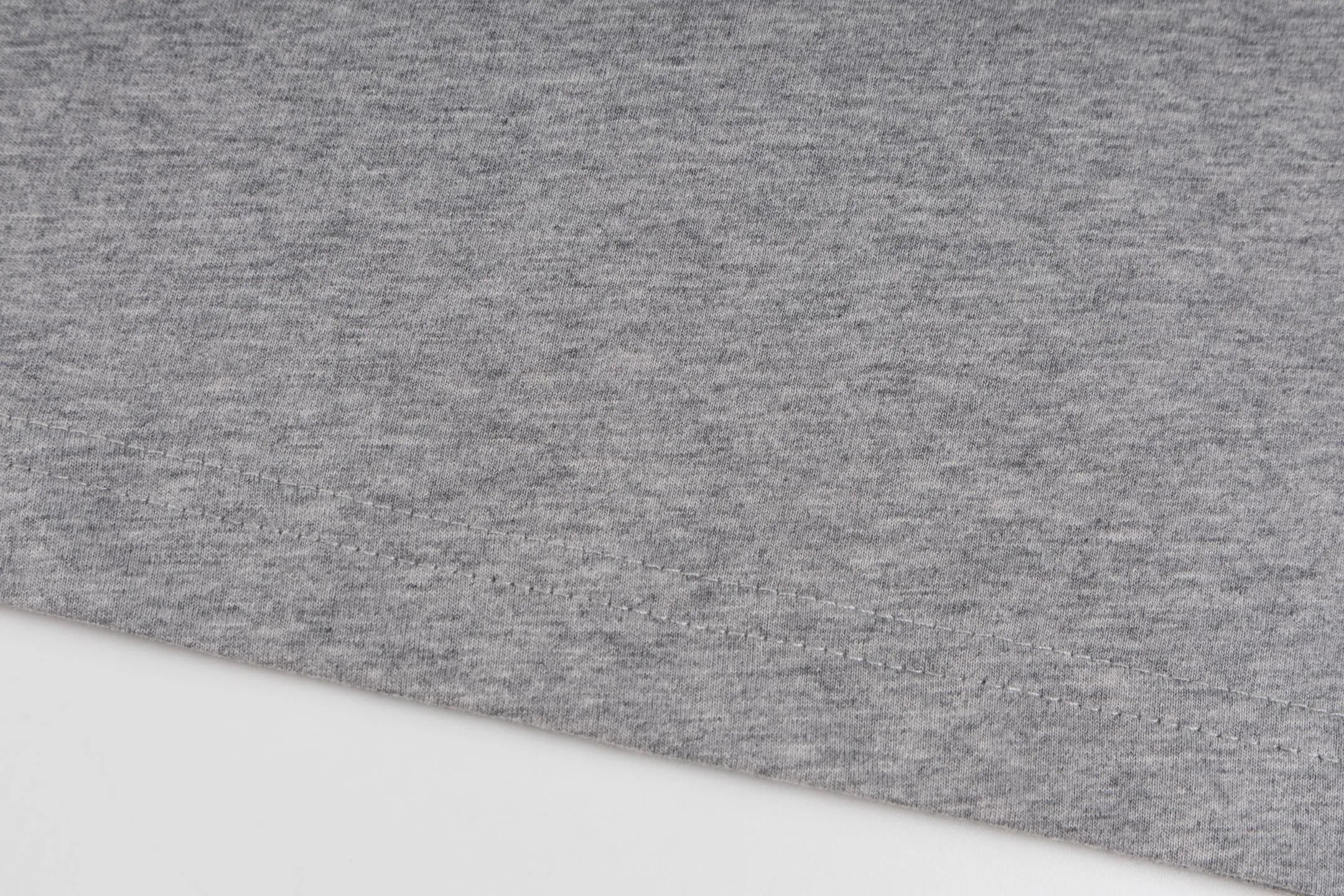 【 】 CD （Gray） 24S 185g ， 32S g 。 T Series ， 。 White ， 。 ， 。 24 ， ， Quality 。 ， 、Breathable 、 、 ； 、 、 。 ， ； 。 。 ， 。 Size:XS-S-M-L