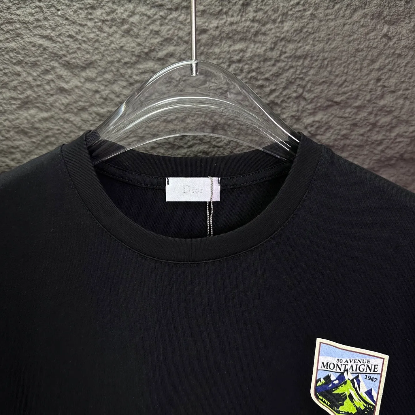 Dior 2026 New Arrival badge printed embroidered letters couple short-sleeved T-shirt High version High version Original fabric Digital direct printing technology Internet celebrity Same Style High version High Quality😘😘 The fabric is made of heavy weight double yarn pure cotton fabric. It feels super comfortable, fashionable and personalized. Super Versatile. A good-looking T-shirt. Very suitable for both men and women. A must-have for everyone. Packaging, tag, collar label, washed wheat, complete👍 Color: Black, White Size: S-XL