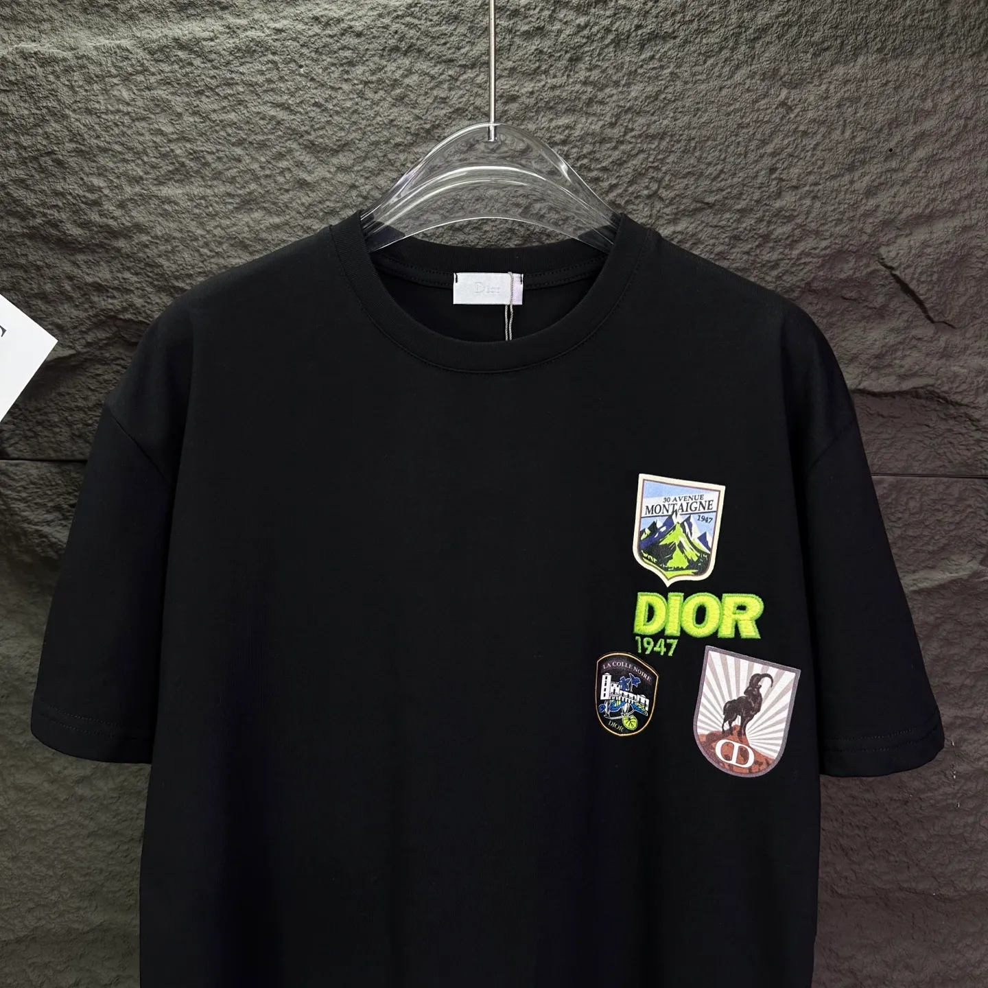 Dior 2026 New Arrival badge printed embroidered letters couple short-sleeved T-shirt High version High version Original fabric Digital direct printing technology Internet celebrity Same Style High version High Quality😘😘 The fabric is made of heavy weight double yarn pure cotton fabric. It feels super comfortable, fashionable and personalized. Super Versatile. A good-looking T-shirt. Very suitable for both men and women. A must-have for everyone. Packaging, tag, collar label, washed wheat, complete👍 Color: Black, White Size: S-XL