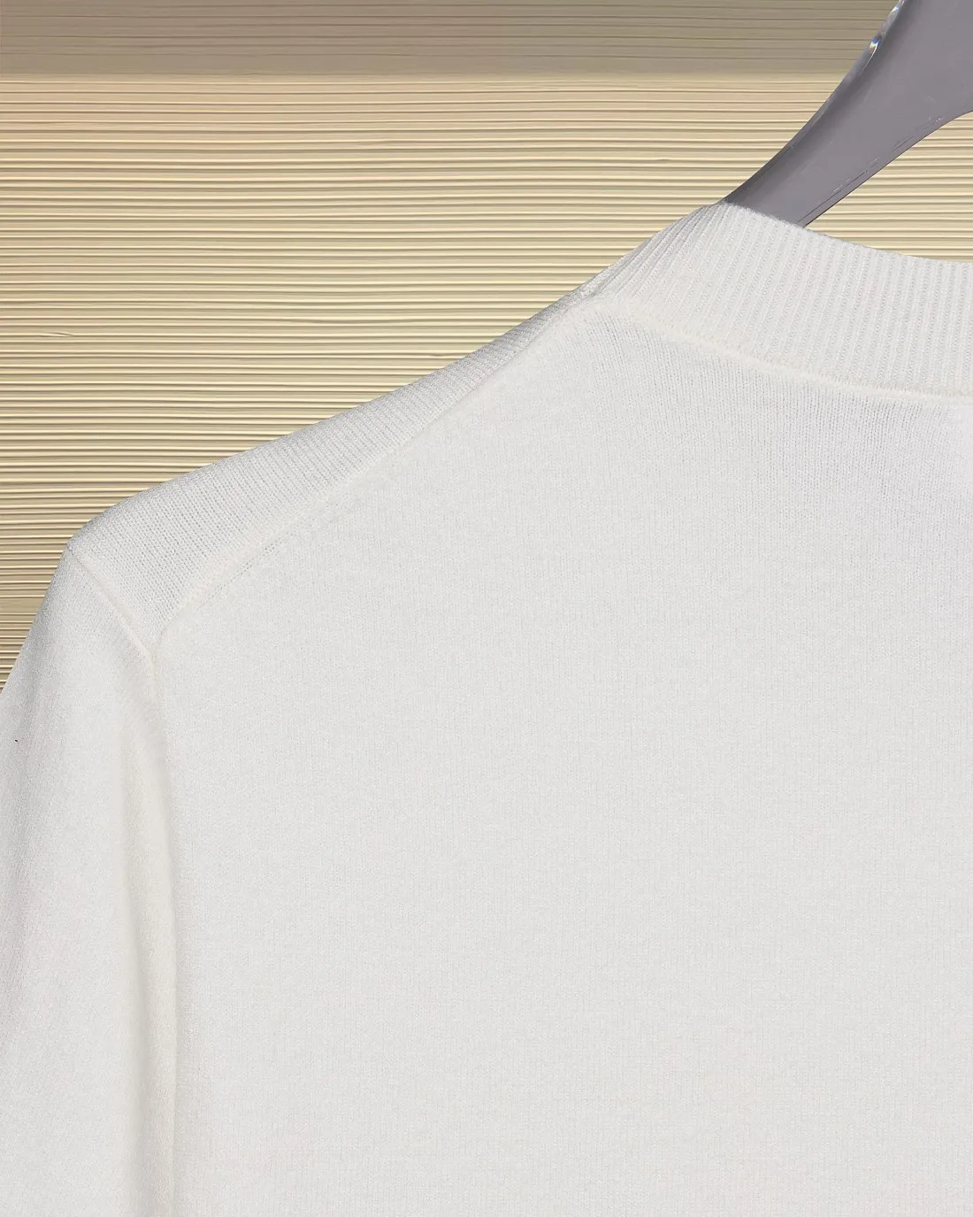 DIOR*Dior Classic style with beautifully embroidered letter logo on the chest, short-sleeved sweater T-shirt✅Boutique top quality craftsmanship‼ Complete three standards ●Wool and cotton blend ●Weight ●Embroidery technology ●Customized 1:1 trademark ●Normal version ●Size: M L XL XXL XXXL