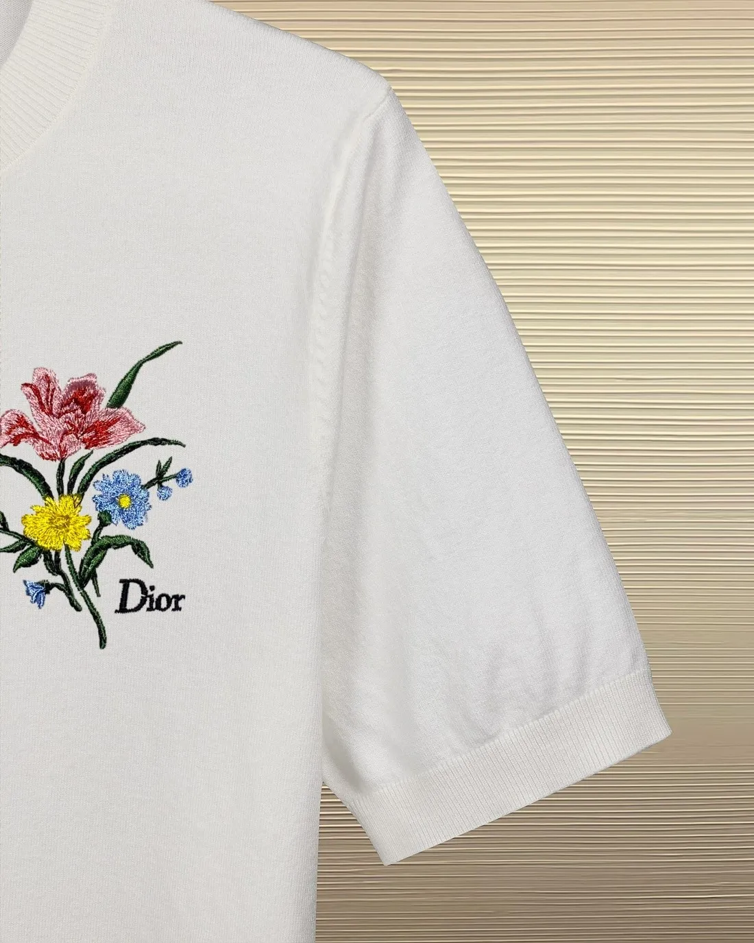 DIOR*Dior Classic style with beautifully embroidered letter logo on the chest, short-sleeved sweater T-shirt✅Boutique top quality craftsmanship‼ Complete three standards ●Wool and cotton blend ●Weight ●Embroidery technology ●Customized 1:1 trademark ●Normal version ●Size: M L XL XXL XXXL