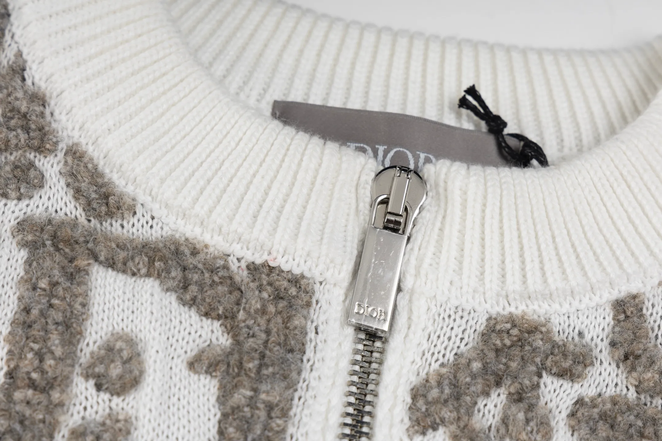 【 】 CD 25FW 20,000 ， White ，DIOR 2025 Series ， Oblique 。 69% 、28% 3% ， 。 Oblique ， 。 ， Dior ， 。 ， 。 ， 。 ， DIOR Quality 。 Size:S/M/L/XL