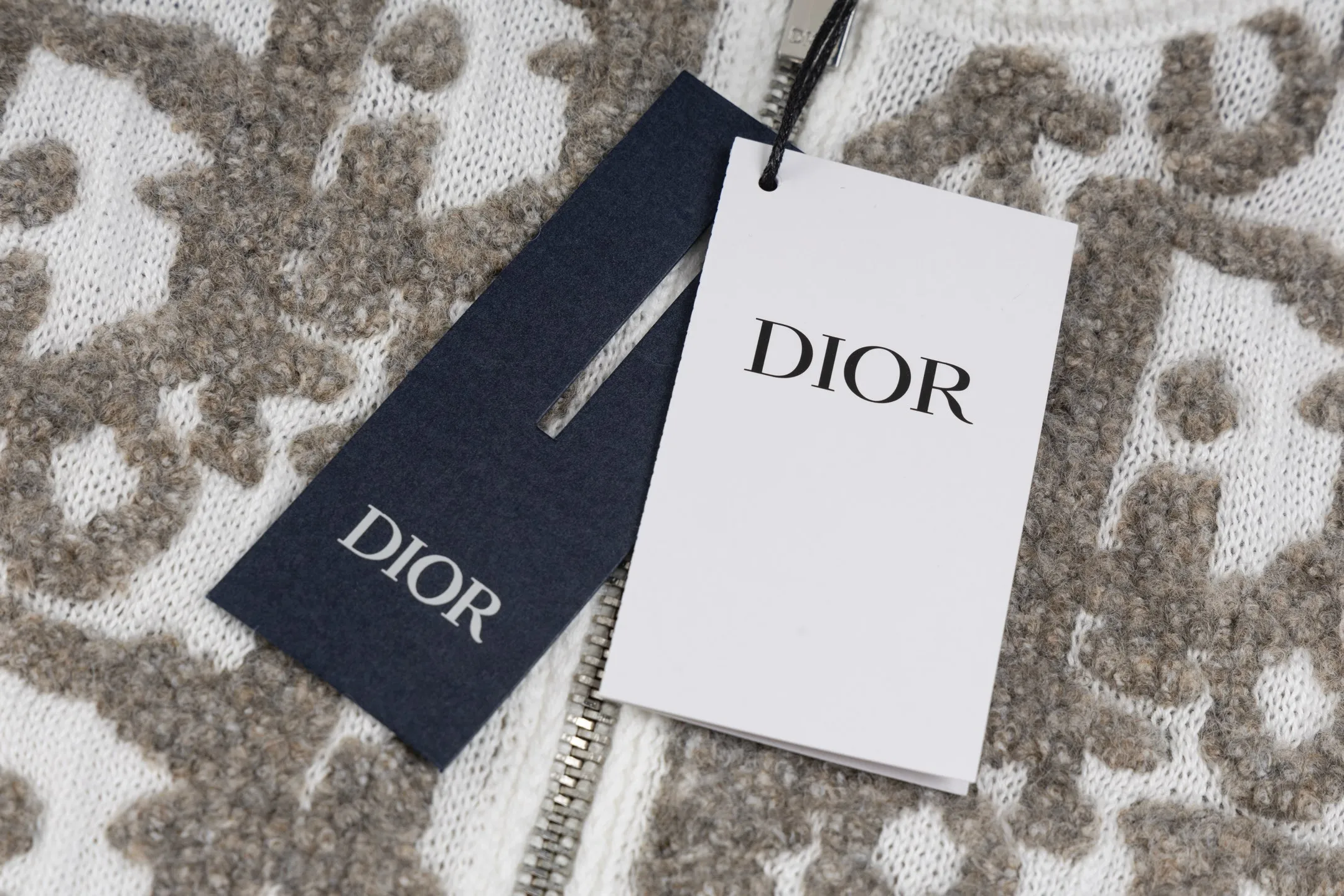【 】 CD 25FW 20,000 ， White ，DIOR 2025 Series ， Oblique 。 69% 、28% 3% ， 。 Oblique ， 。 ， Dior ， 。 ， 。 ， 。 ， DIOR Quality 。 Size:S/M/L/XL