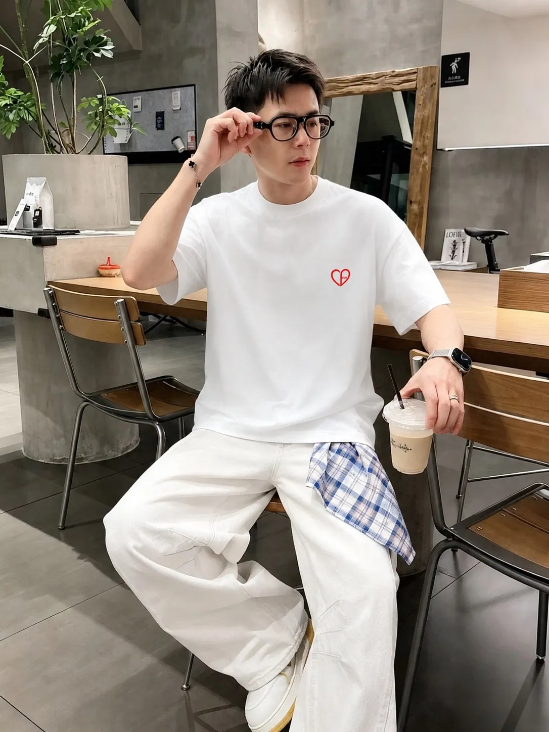 dio~ Dior letter signature embroidery, official Same Style "differentiated currency fabrics" Double yarn pure cotton, tight yarn short-sleeved tee upper body is very comfortable, Same Style half sleeves for men and women, dropped shoulders and loose fit Color: Black White Coffee Brown Size: S (90-130 pounds) M (125-150 pounds) L (135-165 pounds) XL (160-190 pounds) XXL (185 pounds)