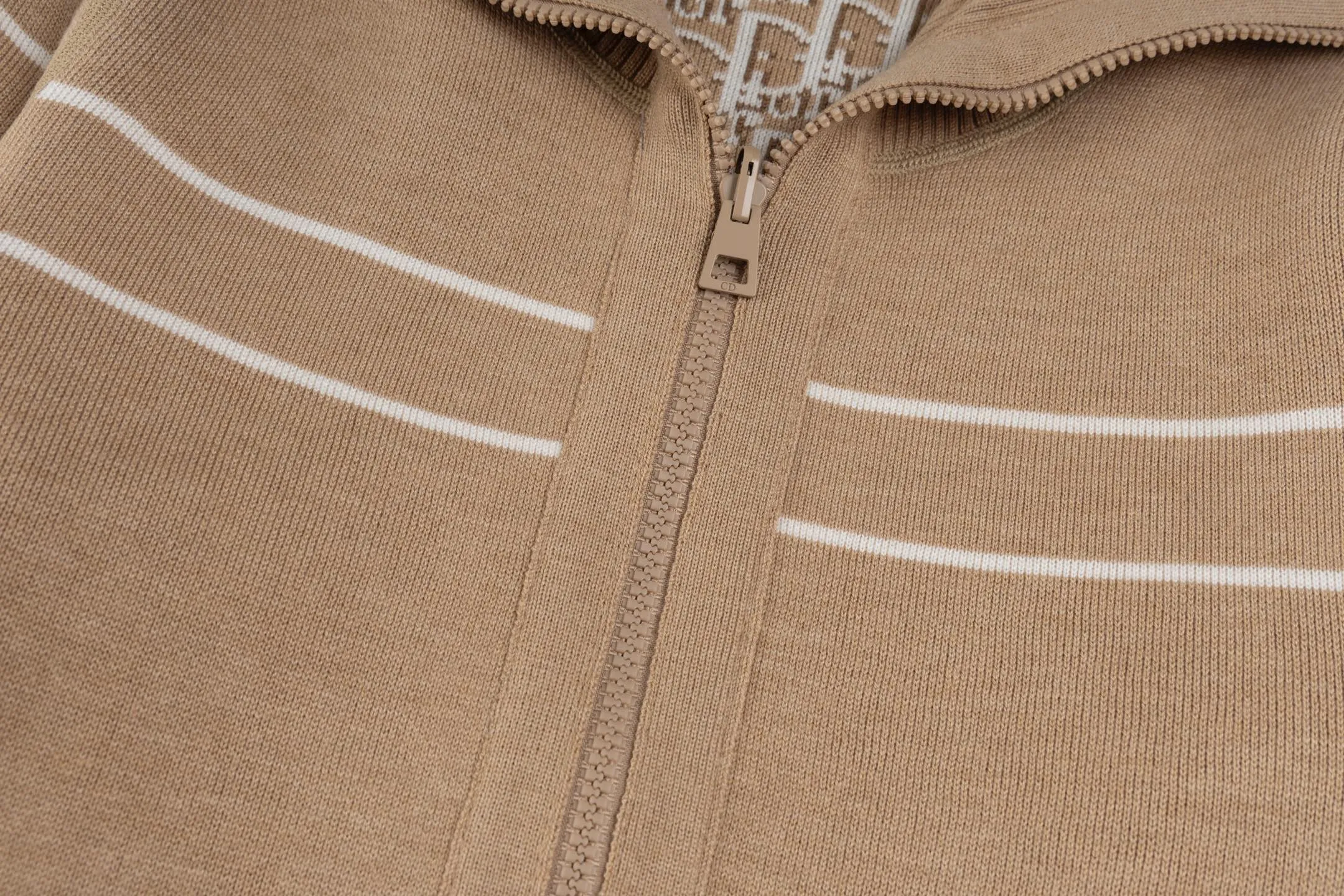 CD 25FW （Khaki ） 32,000 ， ，DIOR Classic ， ： Gray ， Oblique 。 ， 。 、 ， 。 。 ， 。 Series Oblique ， ， DIOR 。 Size:S/M/L