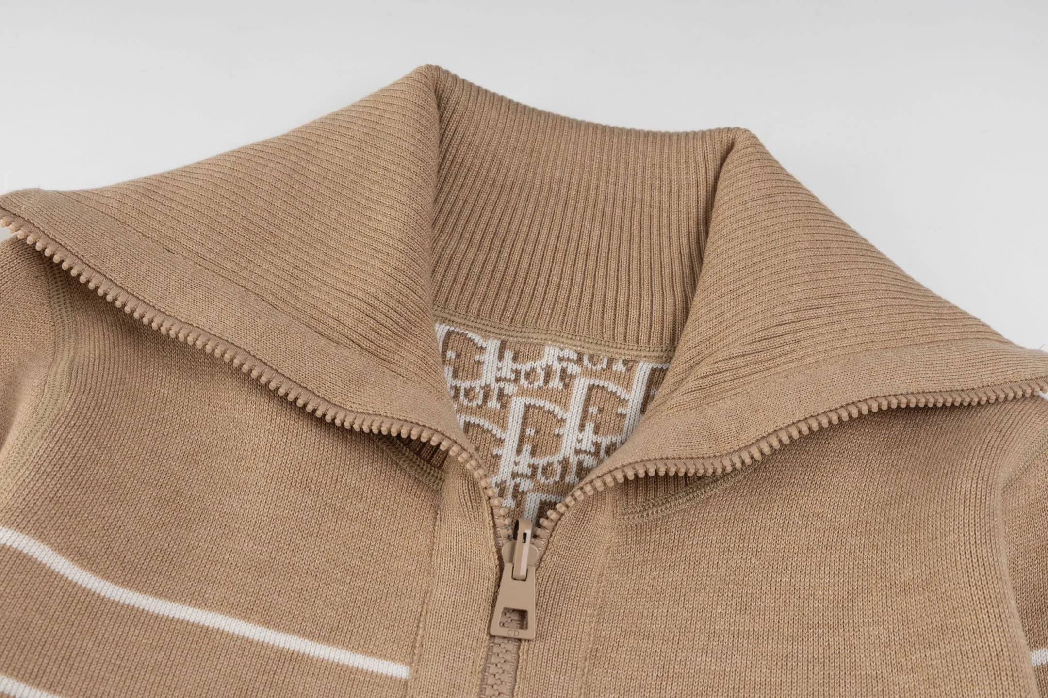 CD 25FW （Khaki ） 32,000 ， ，DIOR Classic ， ： Gray ， Oblique 。 ， 。 、 ， 。 。 ， 。 Series Oblique ， ， DIOR 。 Size:S/M/L