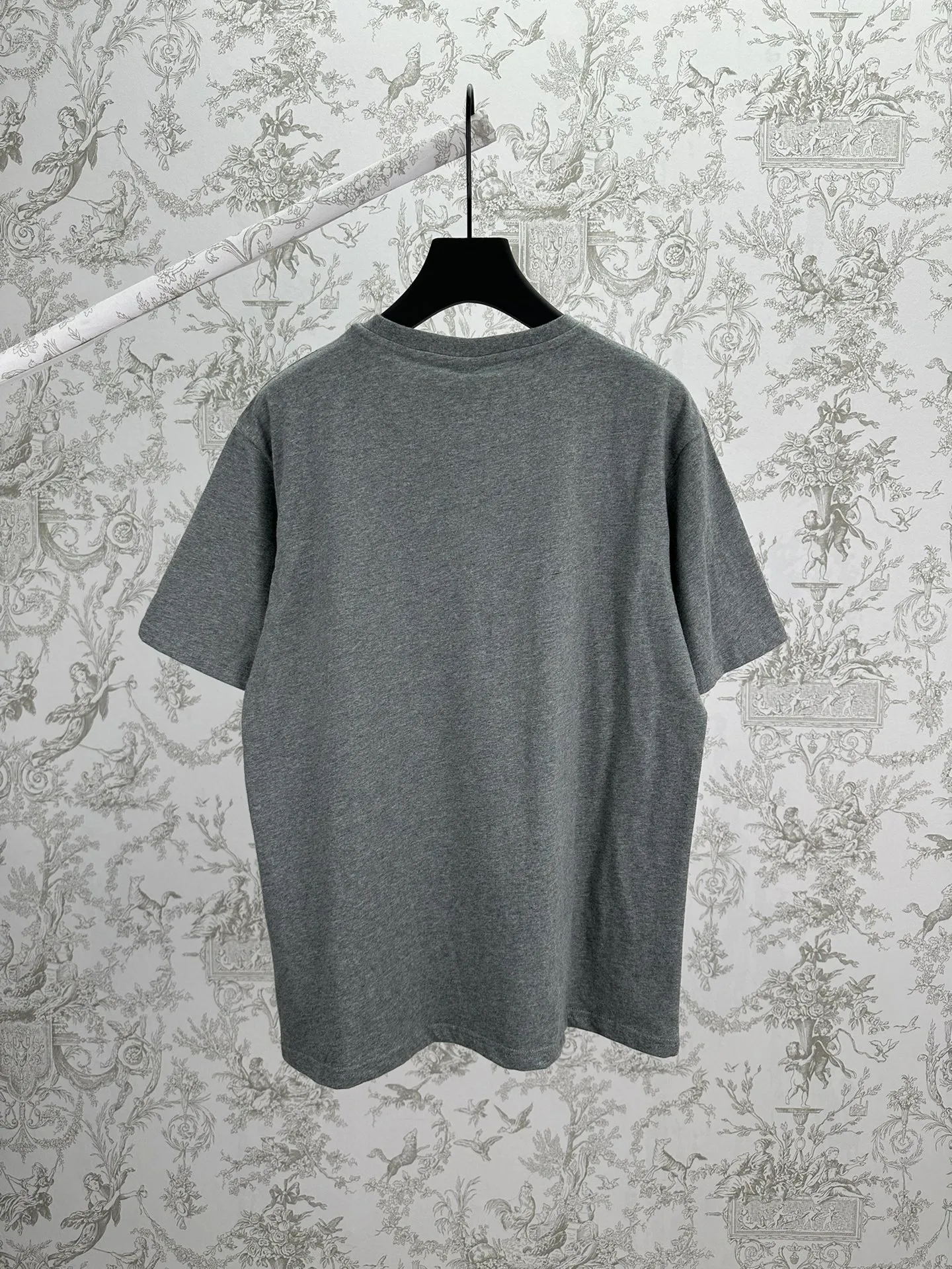 25ss New Arrival T Gray T Series ， ， ， 。 Gray ， Classic 。 Sizes：S.M.L.XL.